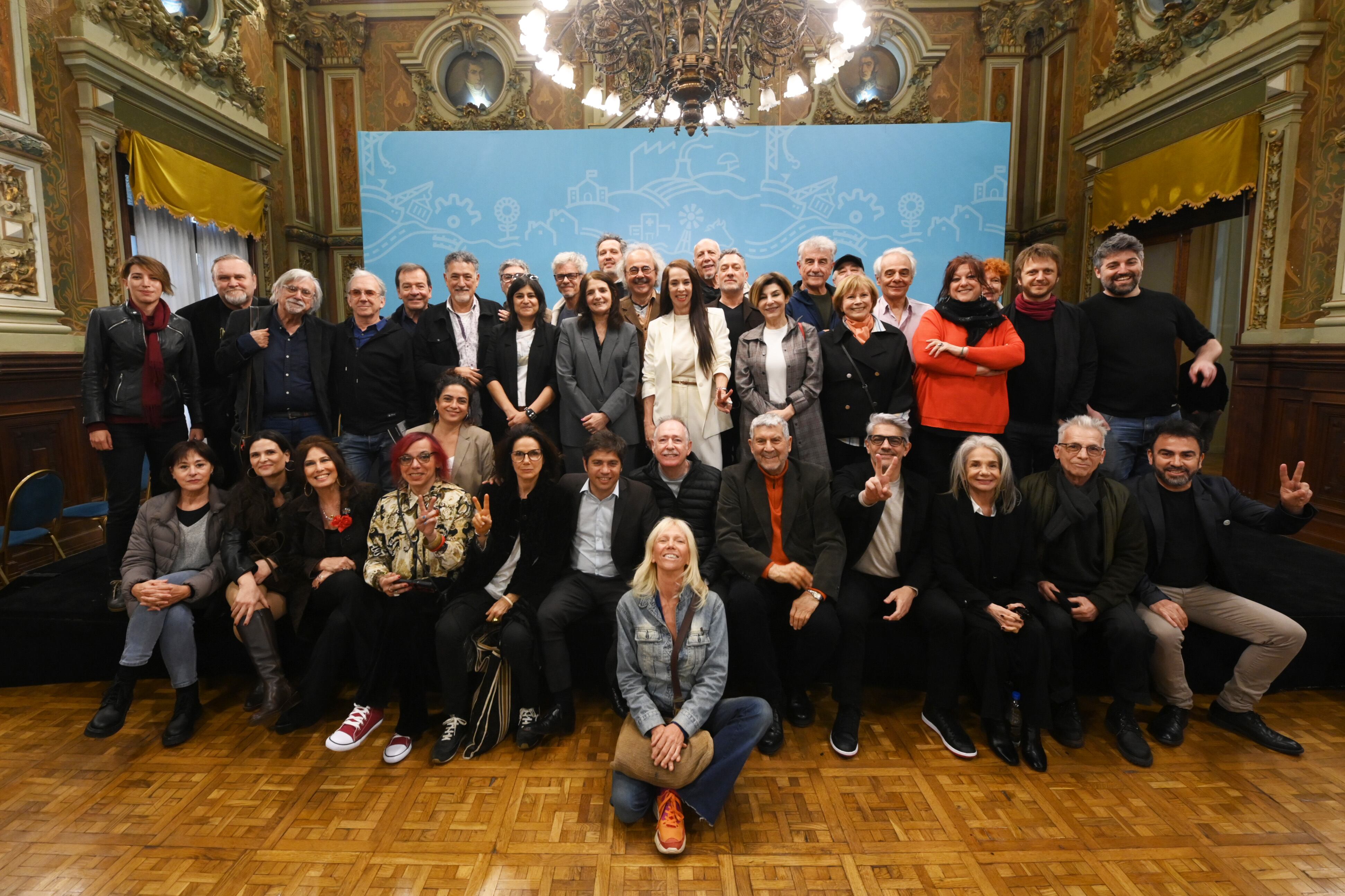 Kicillof se reunió este lunes con artistas y representantes de la cultura, entre ellos Pablo Echarri (abajo a la derecha)