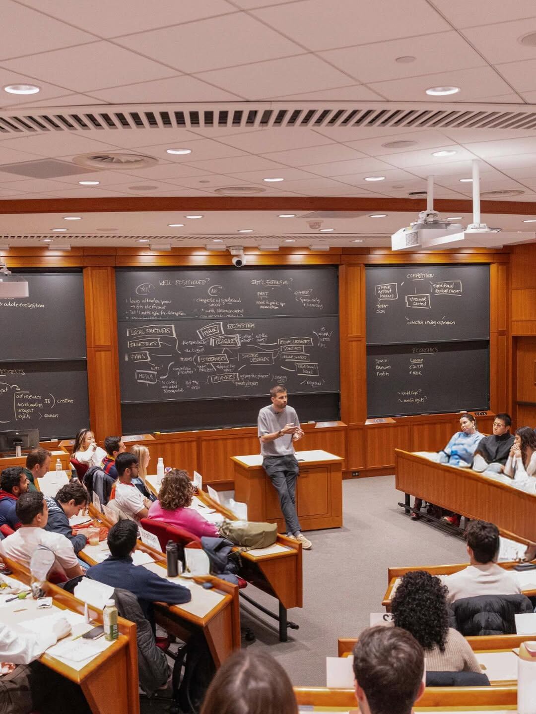 Piqué en plena charla con los alumnos de Harvard