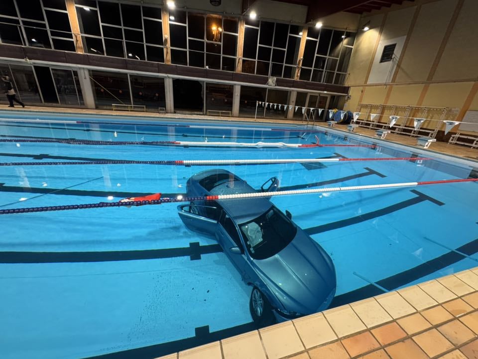Francia: perdió el control de su auto, atravesó un ventanal y terminó junto a su hija en el fondo de una piscina