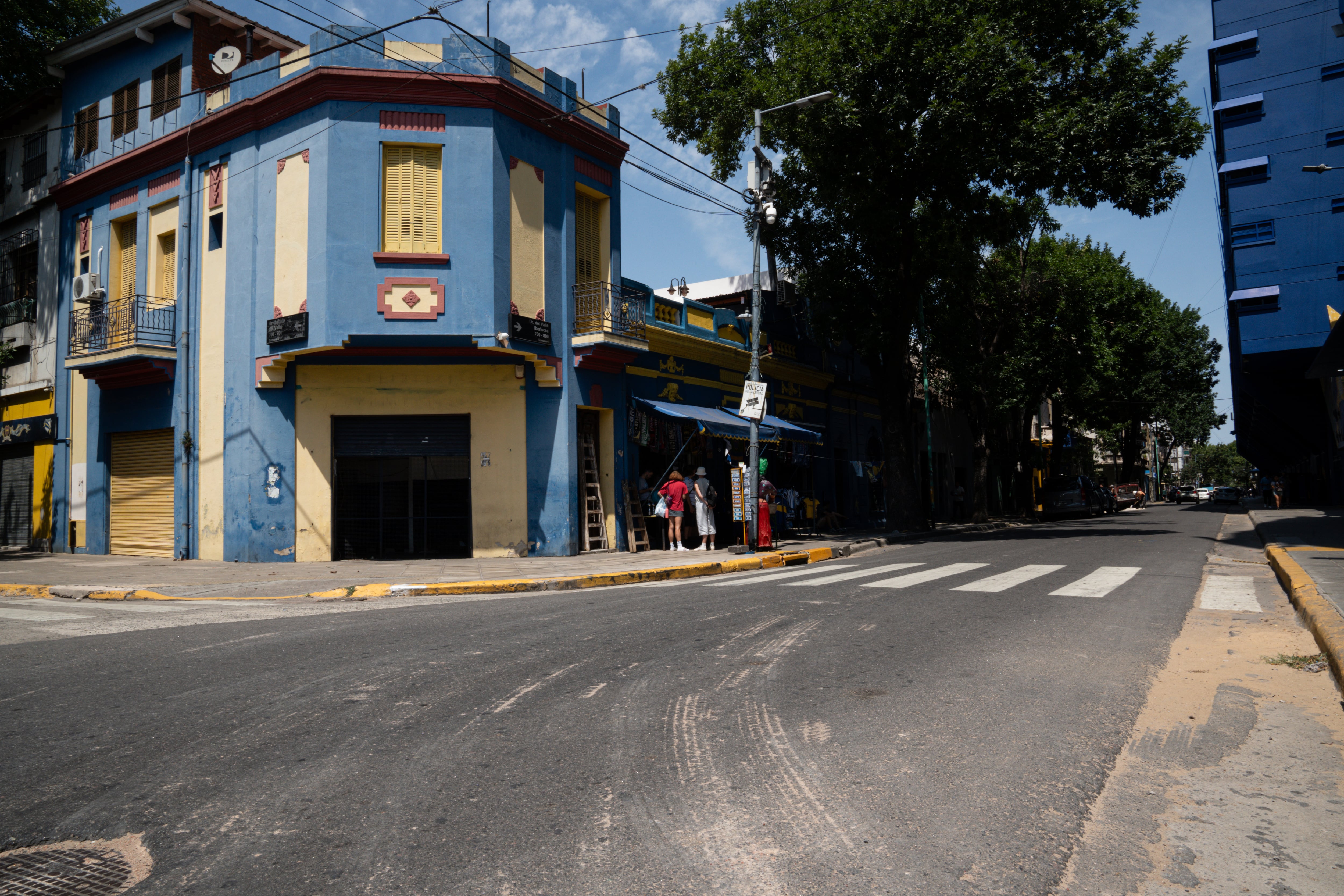 A la derecha, los palcos de la Bombonera, que no avanzan sobre el espacio aéreo de la calzada; a la izquierda, las casas de los frentistas de la calle Del Valle Iberlucea.