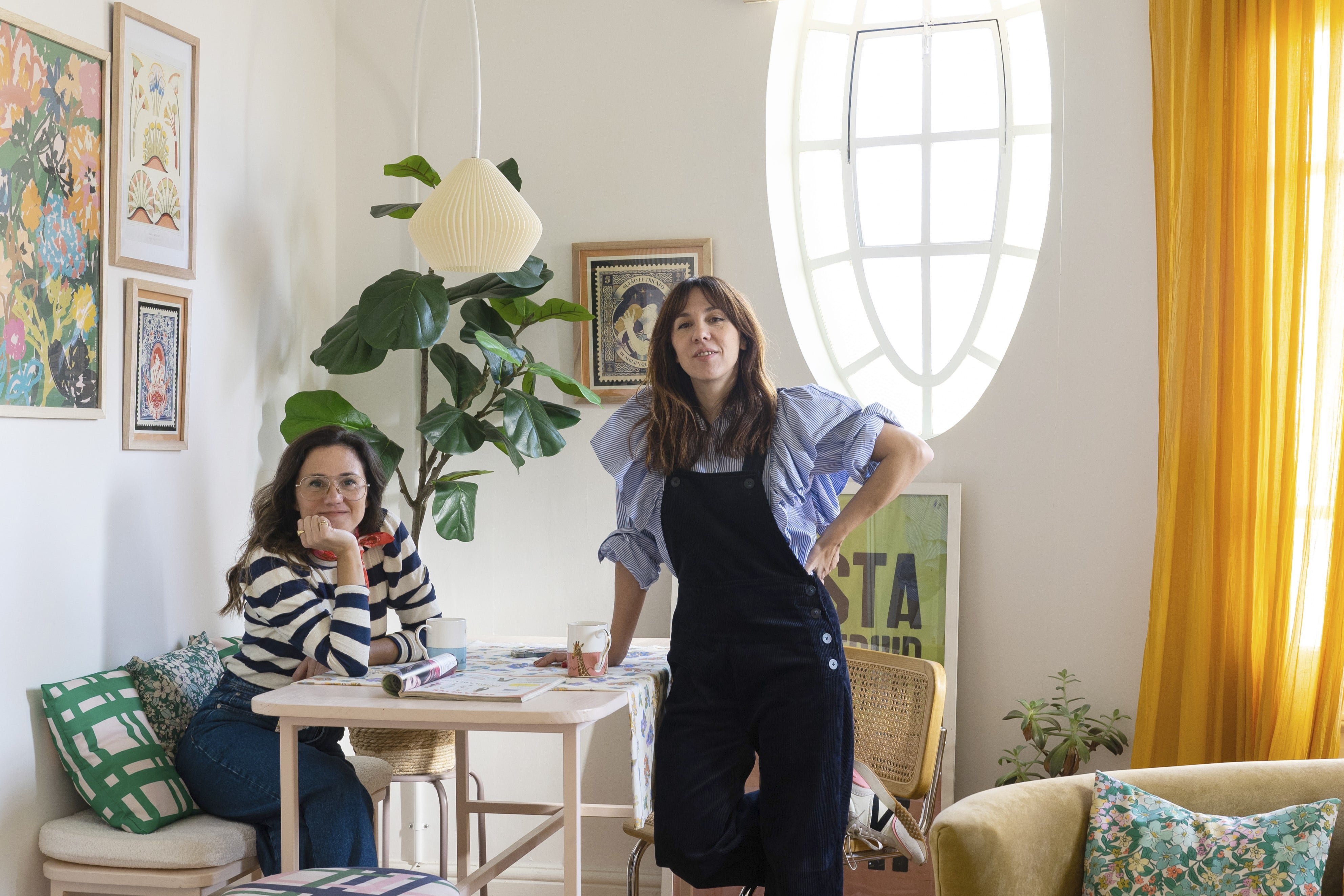 Son hermanas, viven y crean juntas en un depto francés de Balvanera que diseñaron a su medida