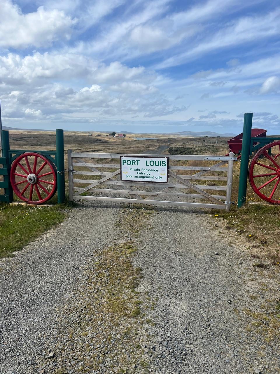 La entrada de la estancia que ocupa las tierras donde estaba la casa de Luis Vernet. Tiene 43500 acres (17,603.83 hectáreas) y se dedica a la cría de ovejas, vacas y caballos
