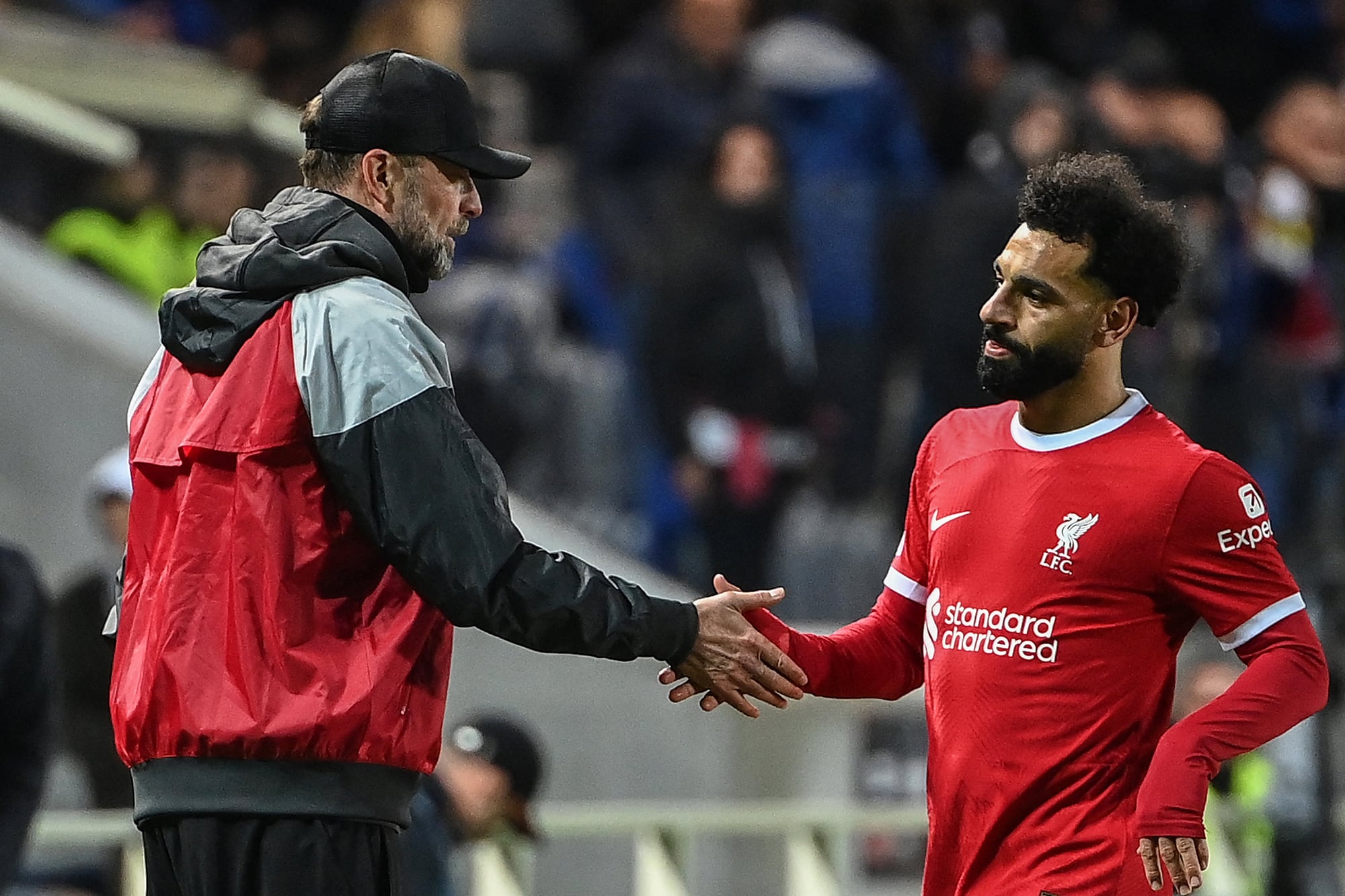El saludo triste entre Klopp y Mohamed Salah durante el encuentro en Bérgamo; a Liverpool no le alcanzó con un 1-0 discreto