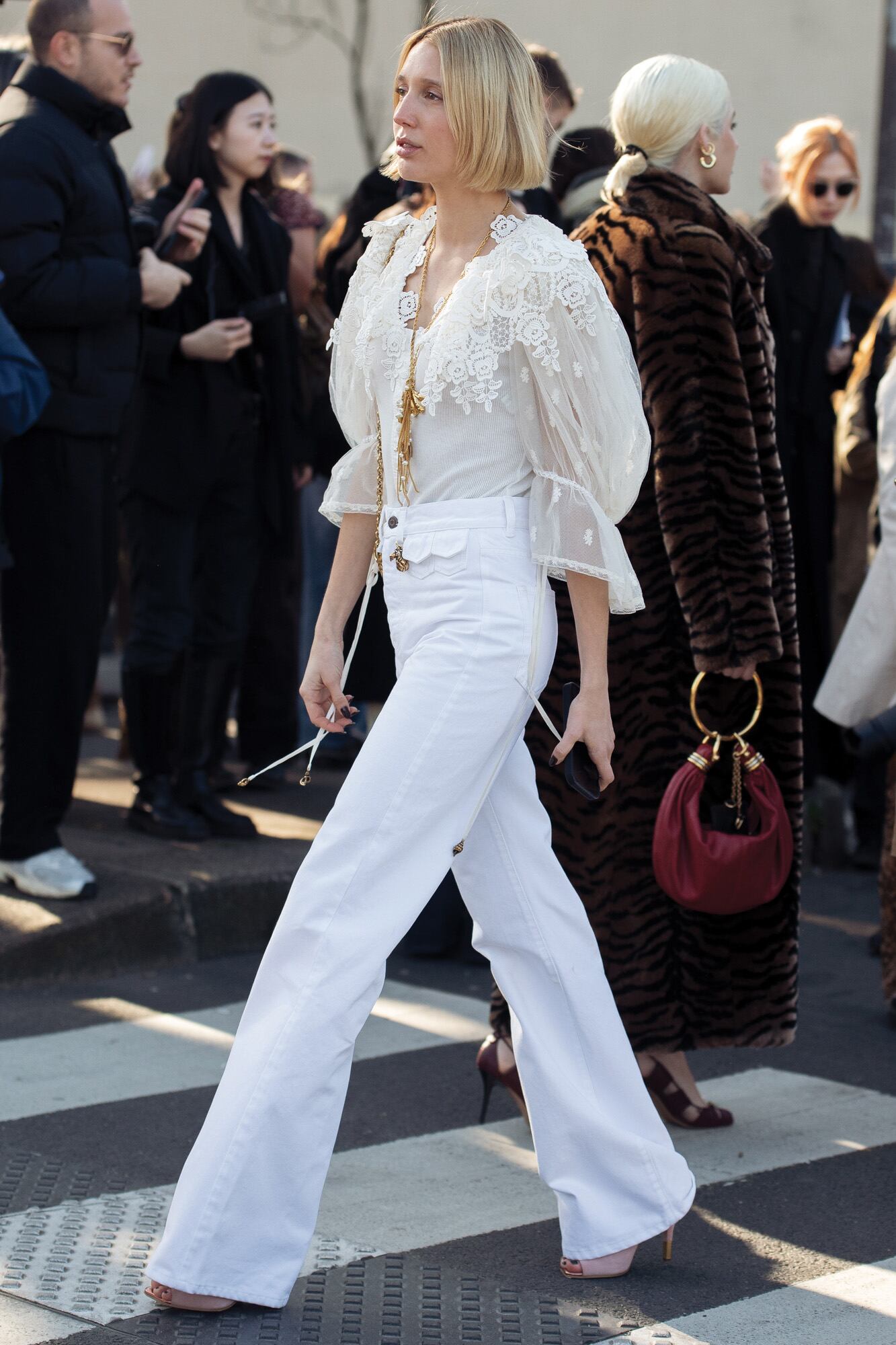 Vestida con una blusa estilo boho chic y pantalón de Chloé, la joven royal asistió al desfile de esa firma francesa durante la última Semana de la Moda de París