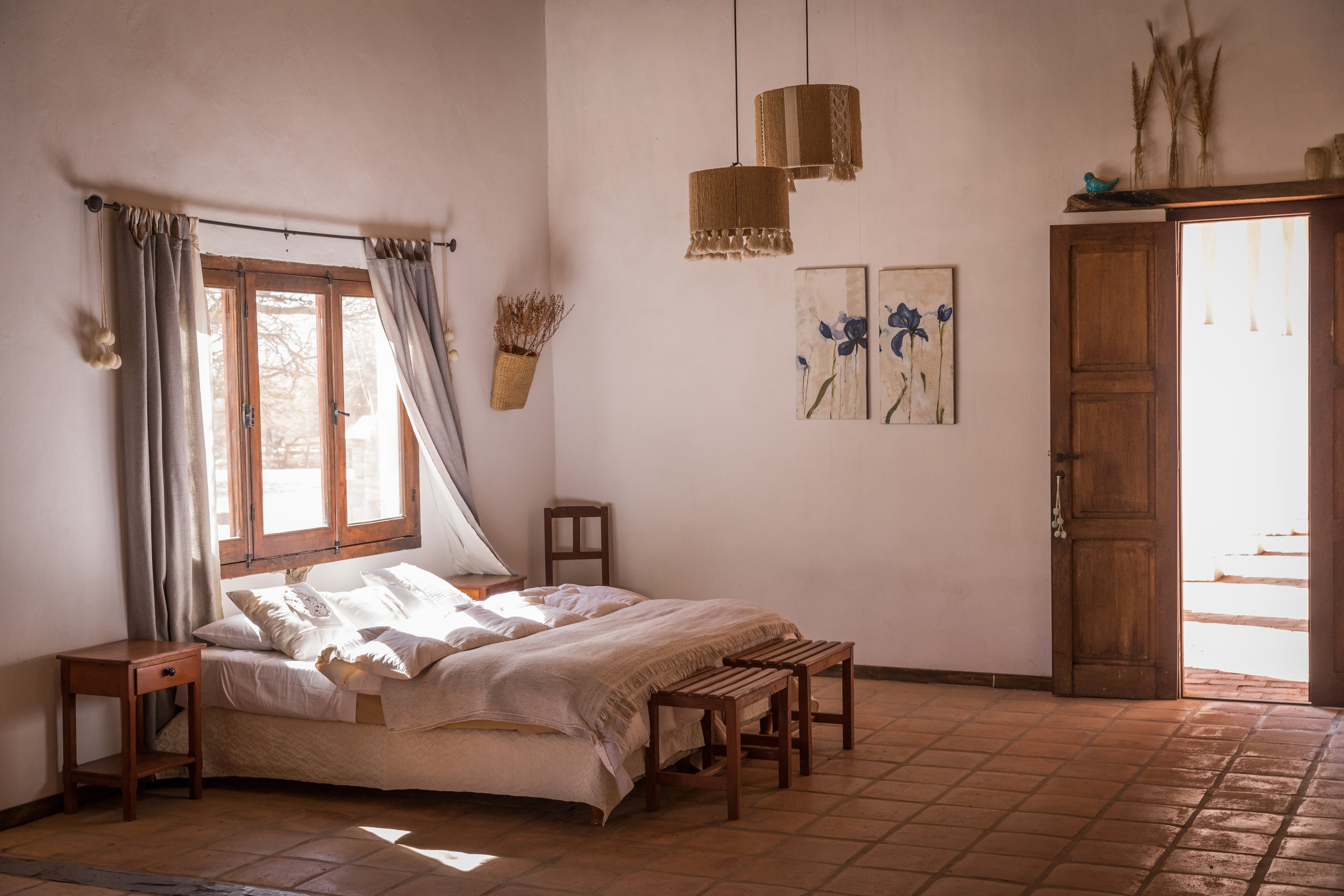 Las habitaciones de Chimpa son amplias y cálidamente decoradas.