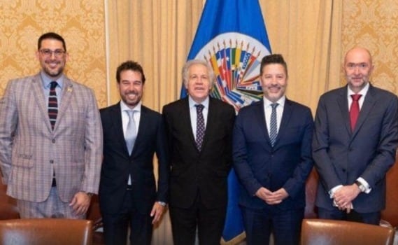 Andy Rivas junto a Sergio Patrón Costas, el entonces secretario de la OEA, Luis Almagro, Gustavo Menéndez y Gustavo Cinosi
