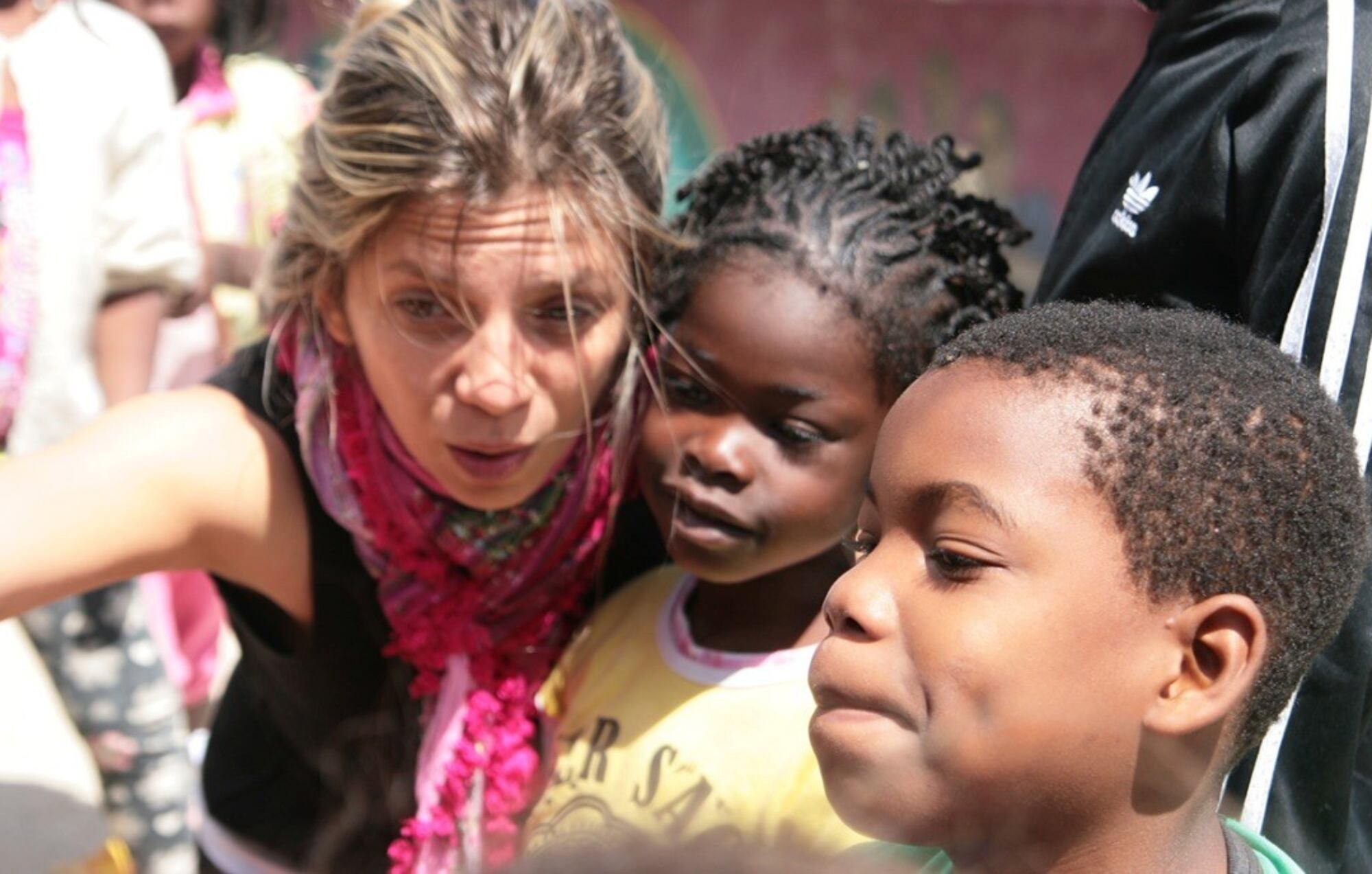 Vika se empezó a interesar por la condición humana en su casa, con tantos hermanos por lo que le era muy llamativo estudiar sus diferencias, cercanías y colores