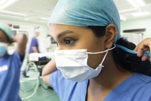 Aunque los síntomas “parecen ser menos severos”, los sistemas de salud continúan en riesgo