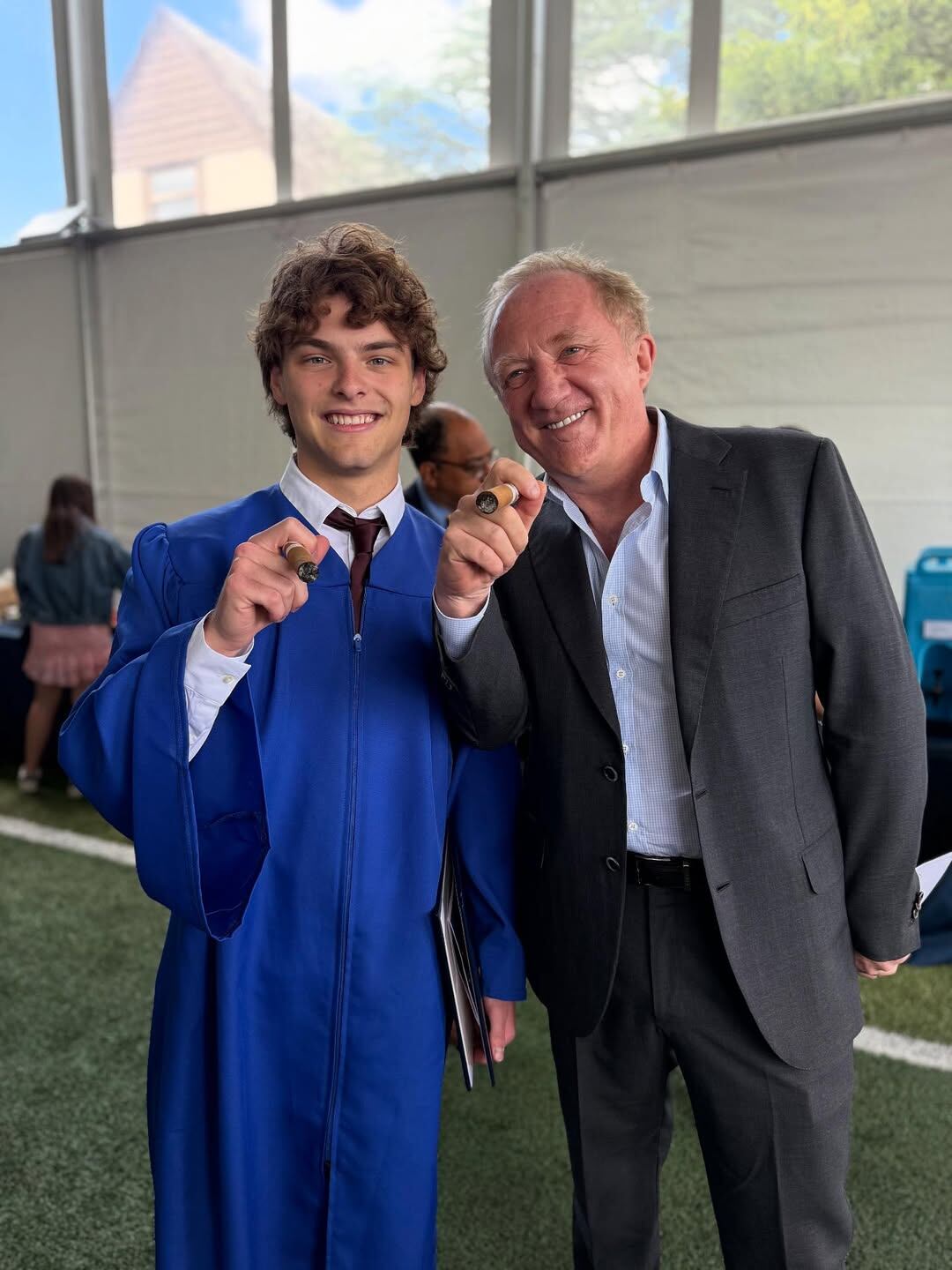 Agustin James junto a su padre, Francois-Henri Pinault