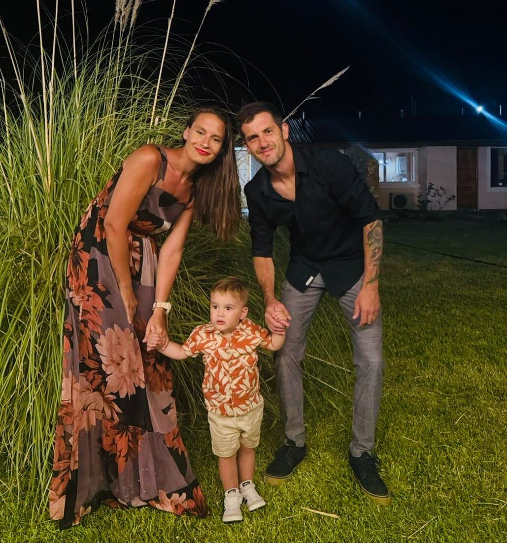 Agustina junto a su marido y su hijo de dos años (Foto: Instagram/@agus_bergaglio)