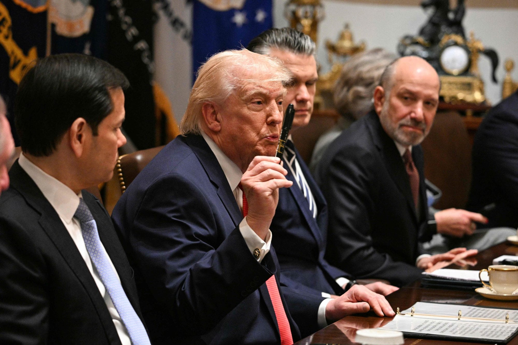 Trump habla durante una reunión de gabinete en la Sala del Gabinete