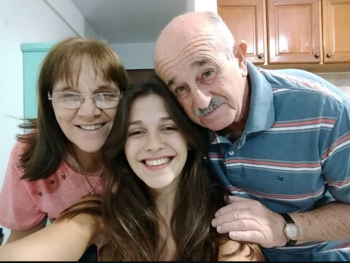 Junto a sus padres.
