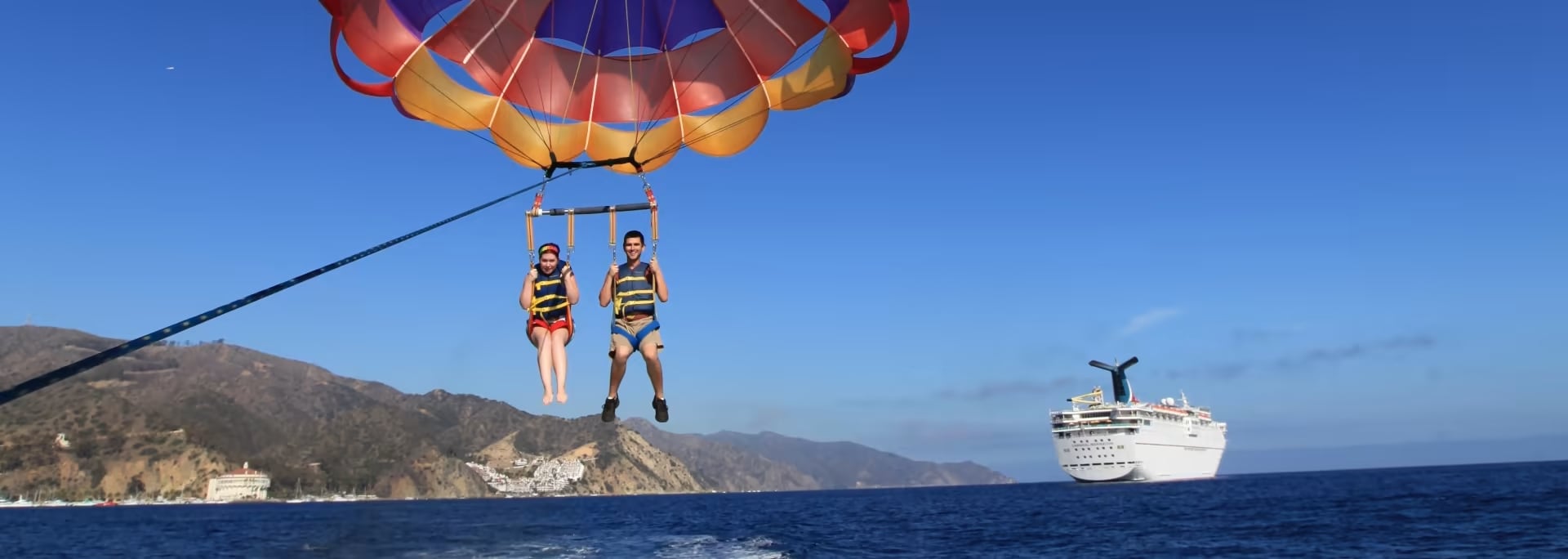 Entre las actividades en la isla, se destaca el prasailing, que permite disfrutar a los aventureros de una vista panorámica desde las alturas