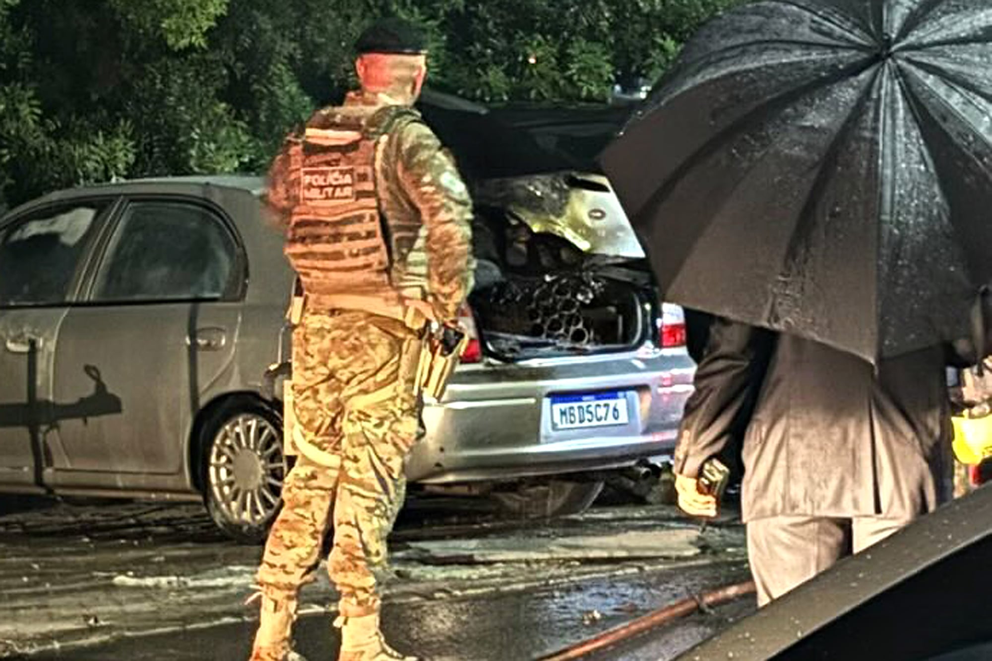 Uno de los autos incendiados, en Brasilia