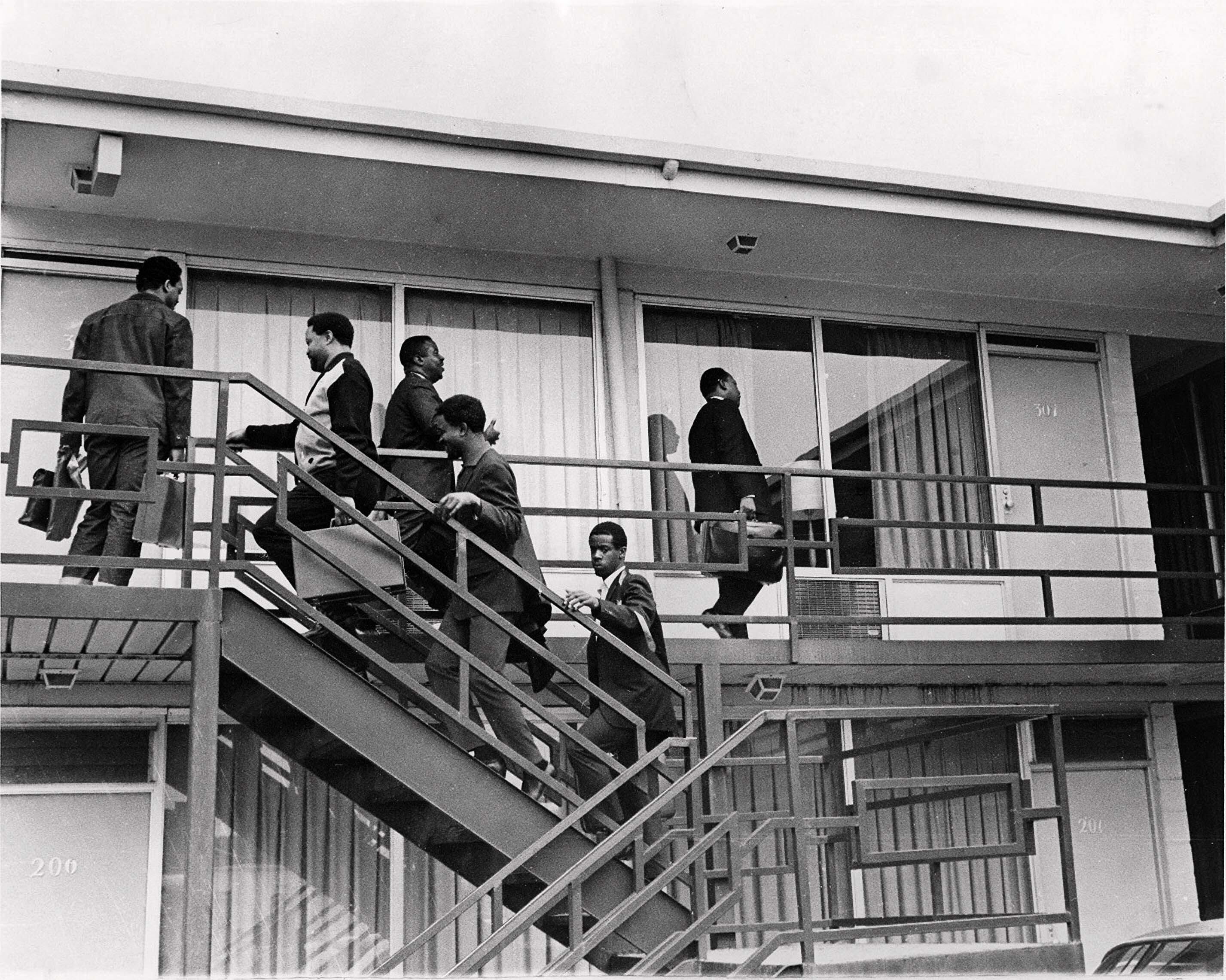Martin Luther King (a la derecha, a lo lejos) llega con su hermano Alfred y colaboradores al motel Lorraine. Al día siguiente, 4 de abril de 1968, un francotirador lo asesinó en ese mismo balcón.
