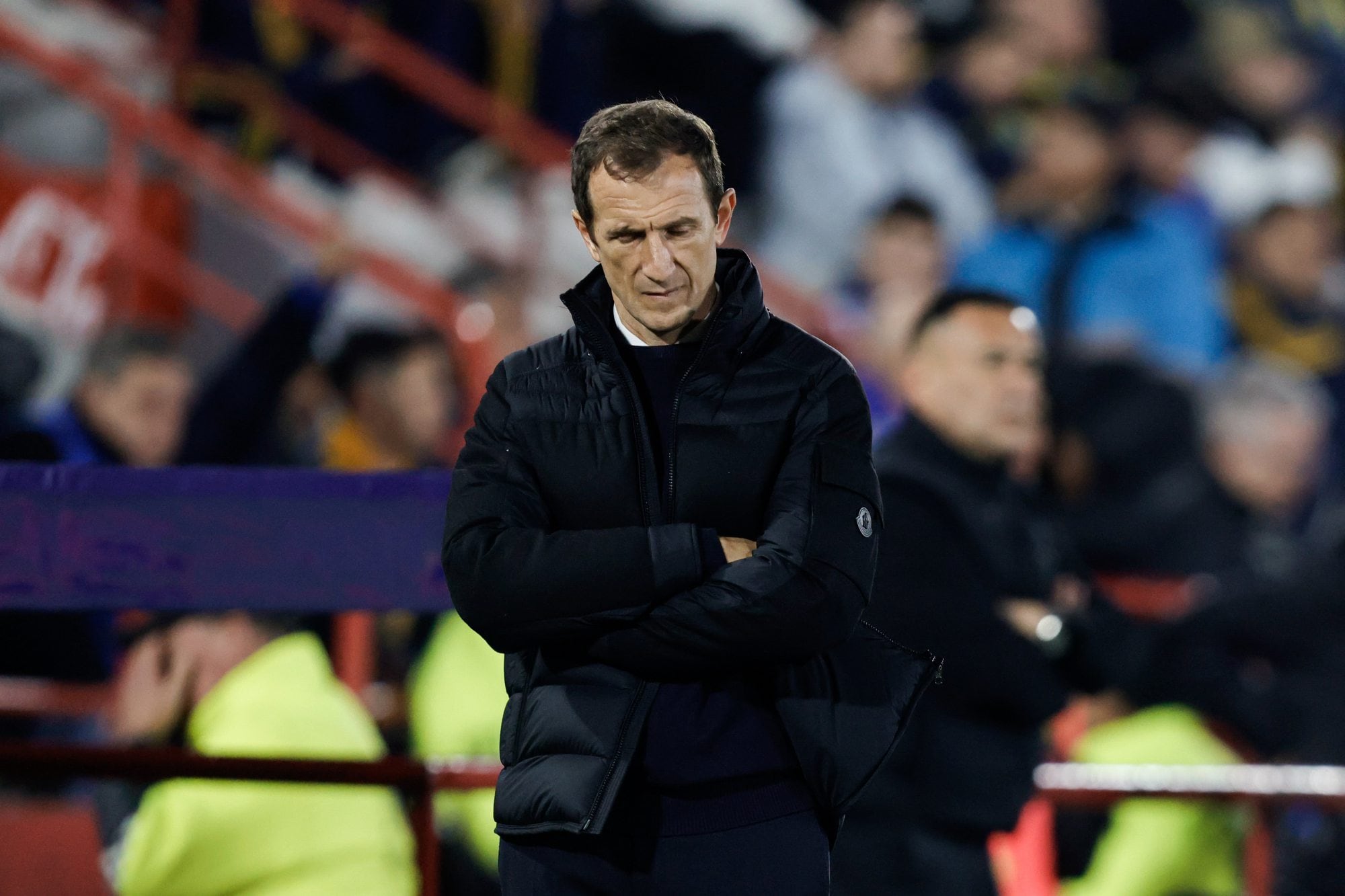 Arruabarrena busca un 9 de área para conformar su clásico 4-3-3, con Sebastián Villa y Leonel Flores como extremos