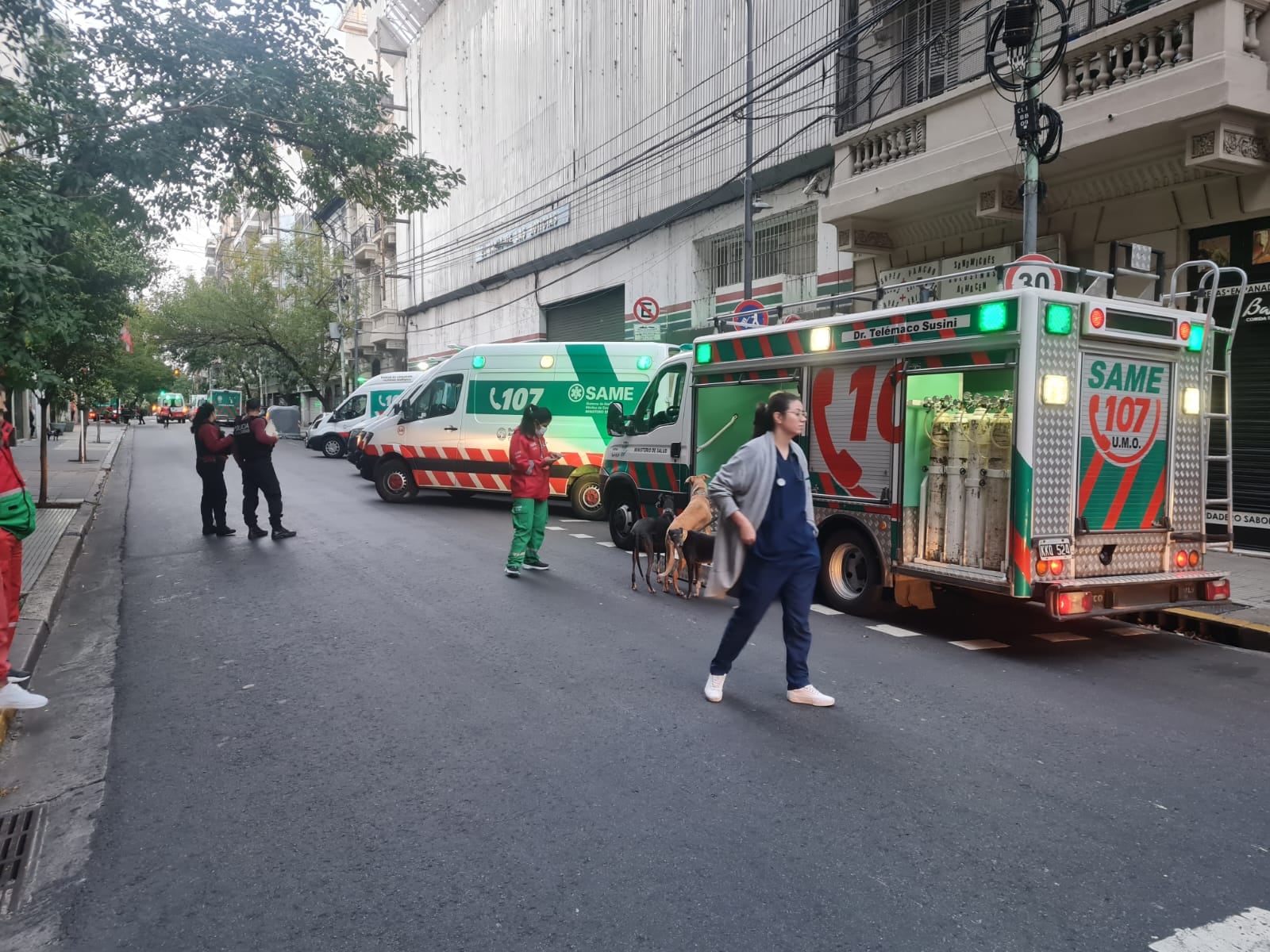 Los efectivos del SAME que trabajan en el lugar.