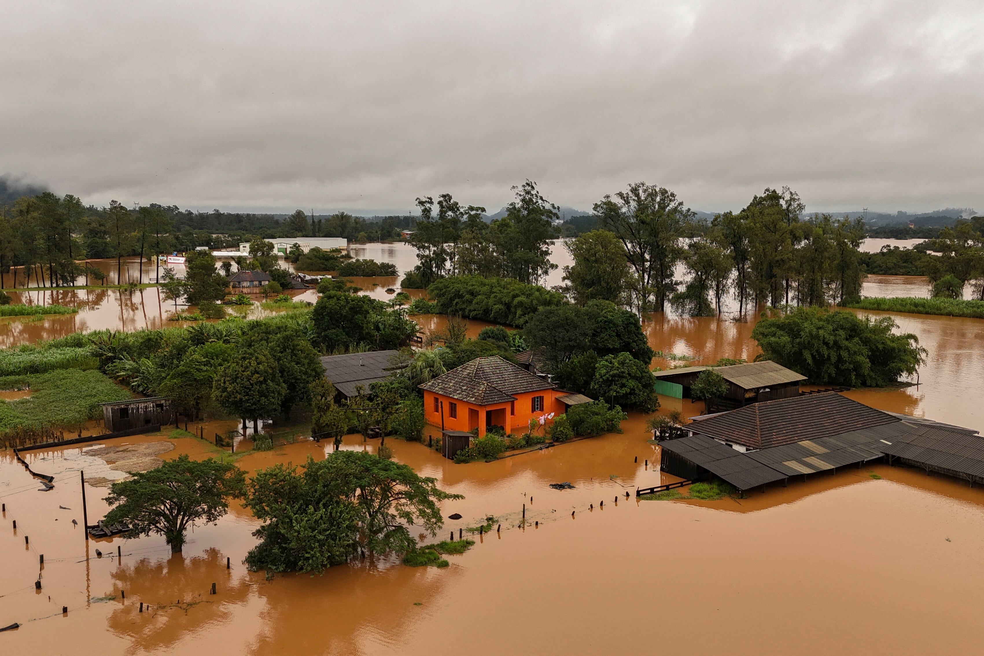 El Gobierno confirmó el recálculo de las cuotas de siete prepagas; fijan el nuevo salario mínimo; hay 29 muertos por las inundaciones en Brasil