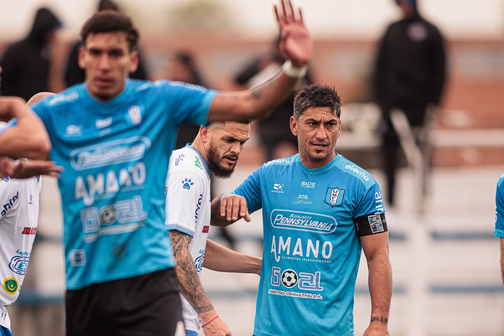 El blooper en el ascenso de Uruguay: el rechace de una pelota provocó una colisión en una ruta 6 Otra imagen del partido entre Uruguay Montevideo y Paysandú FC, por la segunda división del fútbol uruguayo