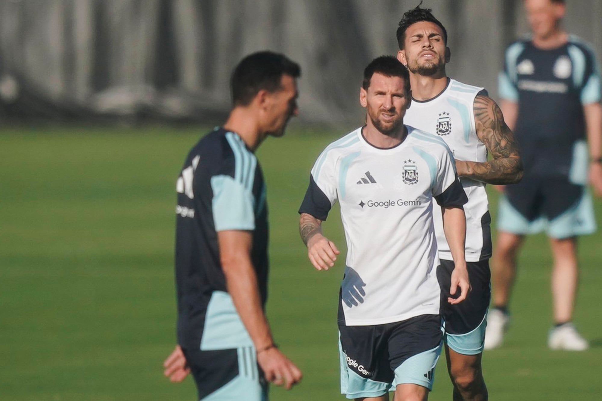 Lionel Scaloni trata de hacer foco en el debut frente a Argelia, en el que tendrá que reordenar la defensa; atrás, Lionel Messi y Leandro Paredes, que se recupera de una lesión muscular