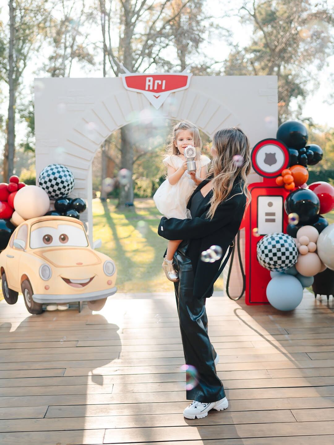 El cumpleaños estuvo ambientado como una carrera de autos con los personajes de le película Cars (Foto: Instagram @stephaniedemner)