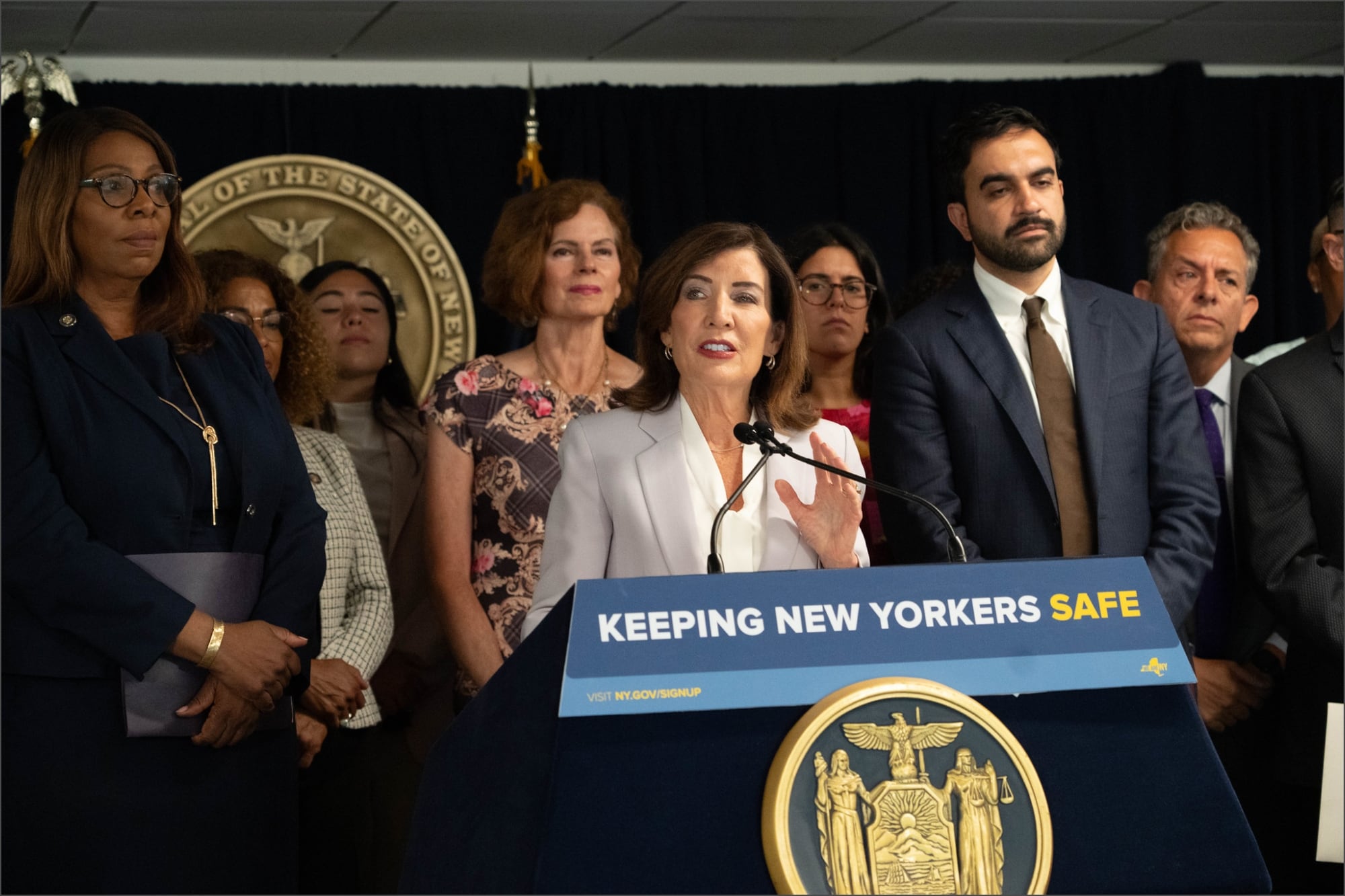 Multas de hasta US$12.500: Hochul firma una nueva ley en Nueva York que impacta en propietarios