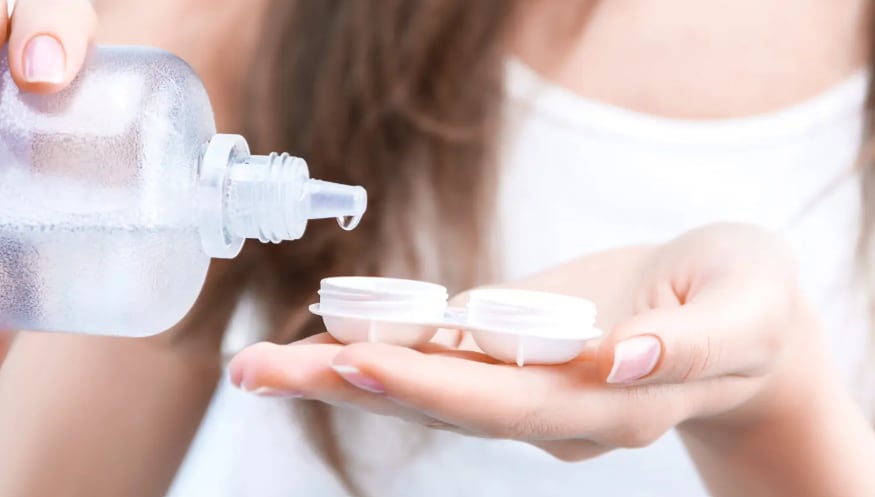 La prohibición determinada por la Anmat también impacta en la comercialización de una solución multipropósito para la limpieza de lentes de contacto