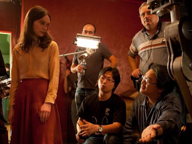 La actriz es dirigida por el coreano Park Chan-wook en el set de Stoker (2013)
