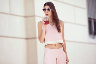 Sí, se usa el crop top con el pantacourt