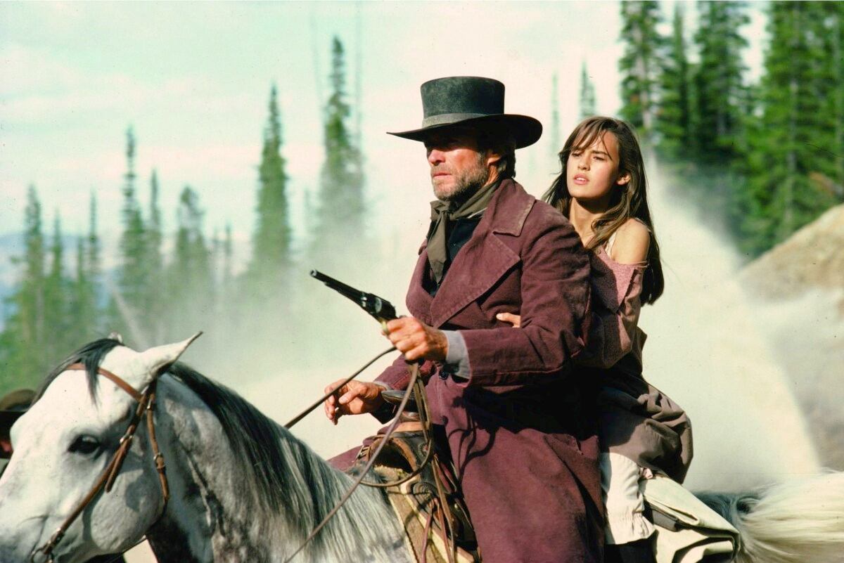 El Predicador comparte con el Hombre sin Nombre de la trilogía de Sergio Leone que él protagonizó su condición de extranjero que llega a un pueblo para cambiar su historia.