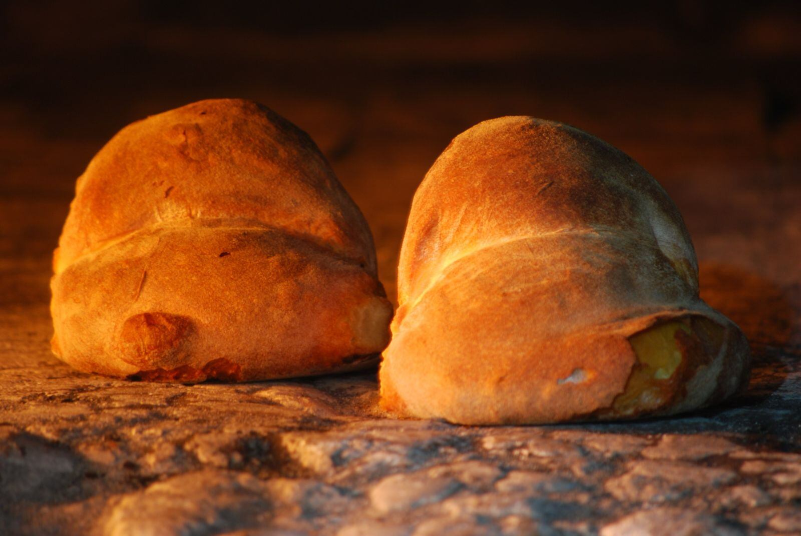 El pan lleva sémola rimacinata (una harina de trigo duro molida y remolida), proceso de fermentación natural lievito naturale (la popular masa madre actual), agua y sal