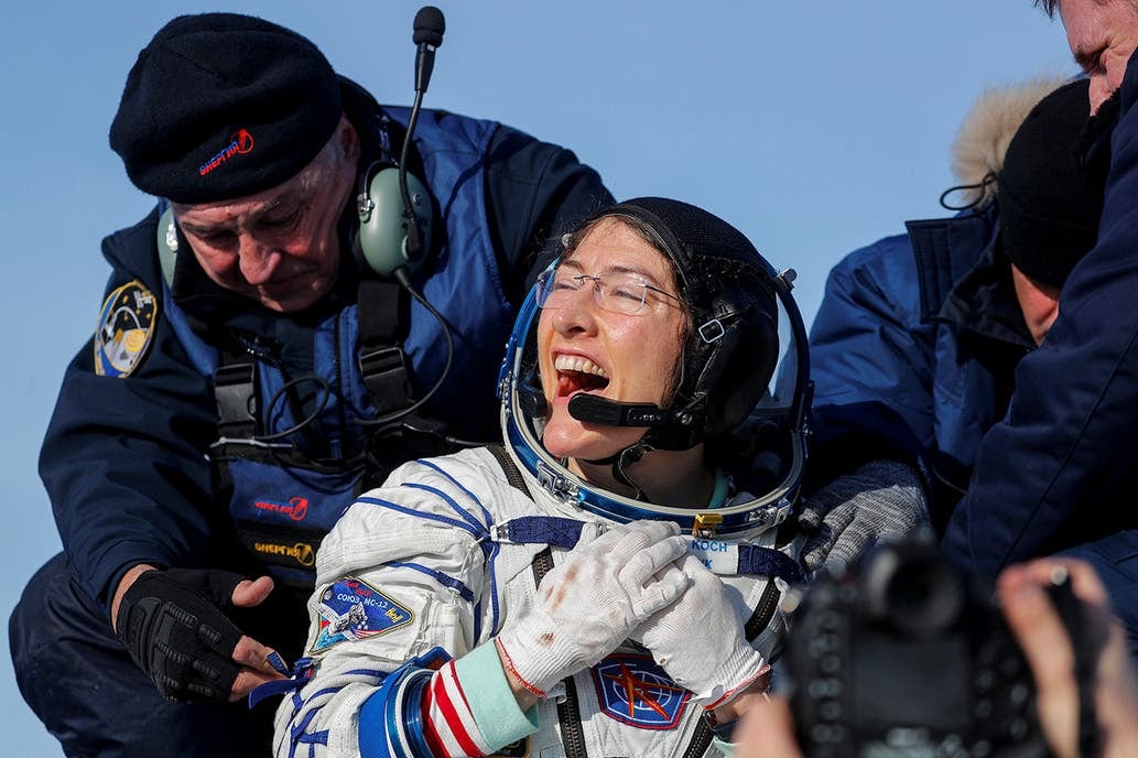 La felicidad de la astronauta Cristina Koch al salir de la cápsula.