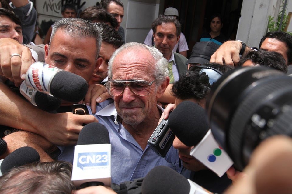 Ricardo Barreda a la saluda de Tribunales, abordado por la prensa