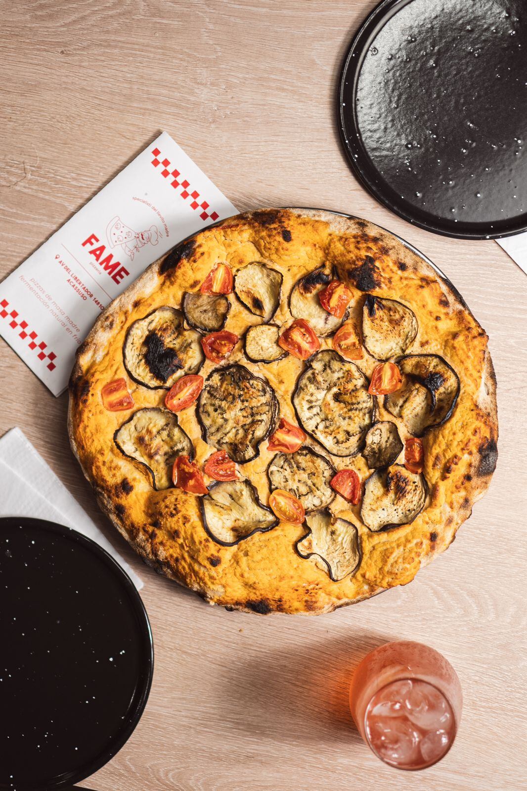 Pizza recién salida del horno; lista para comer