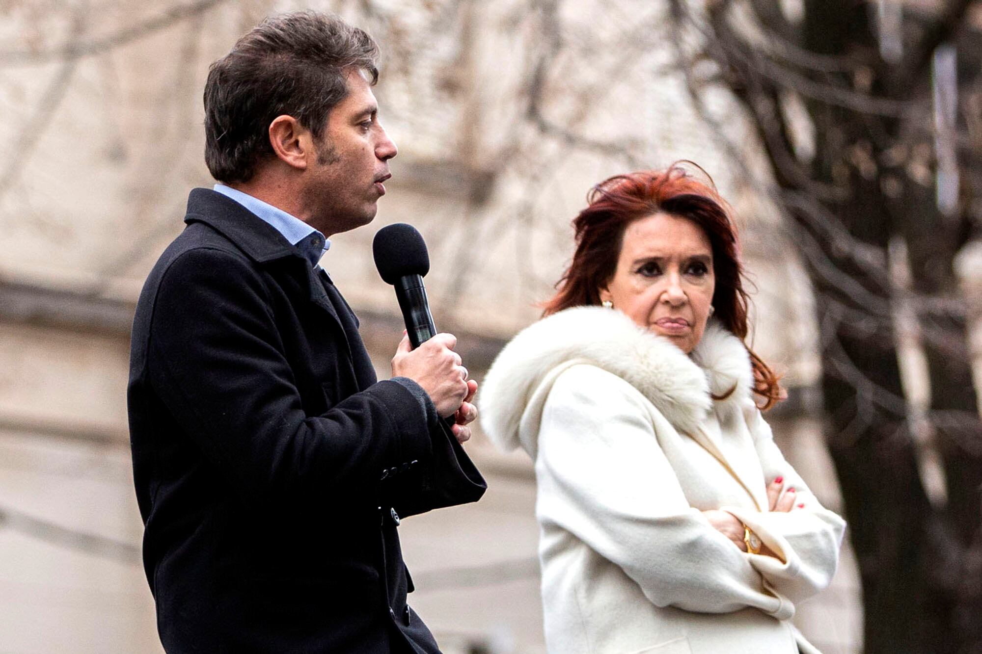 La vicepresidenta Cristina Fernández de Kirchner y Axel Kicillof durante un acto en la puerta del Hospital de Niños Sor María Ludovica
