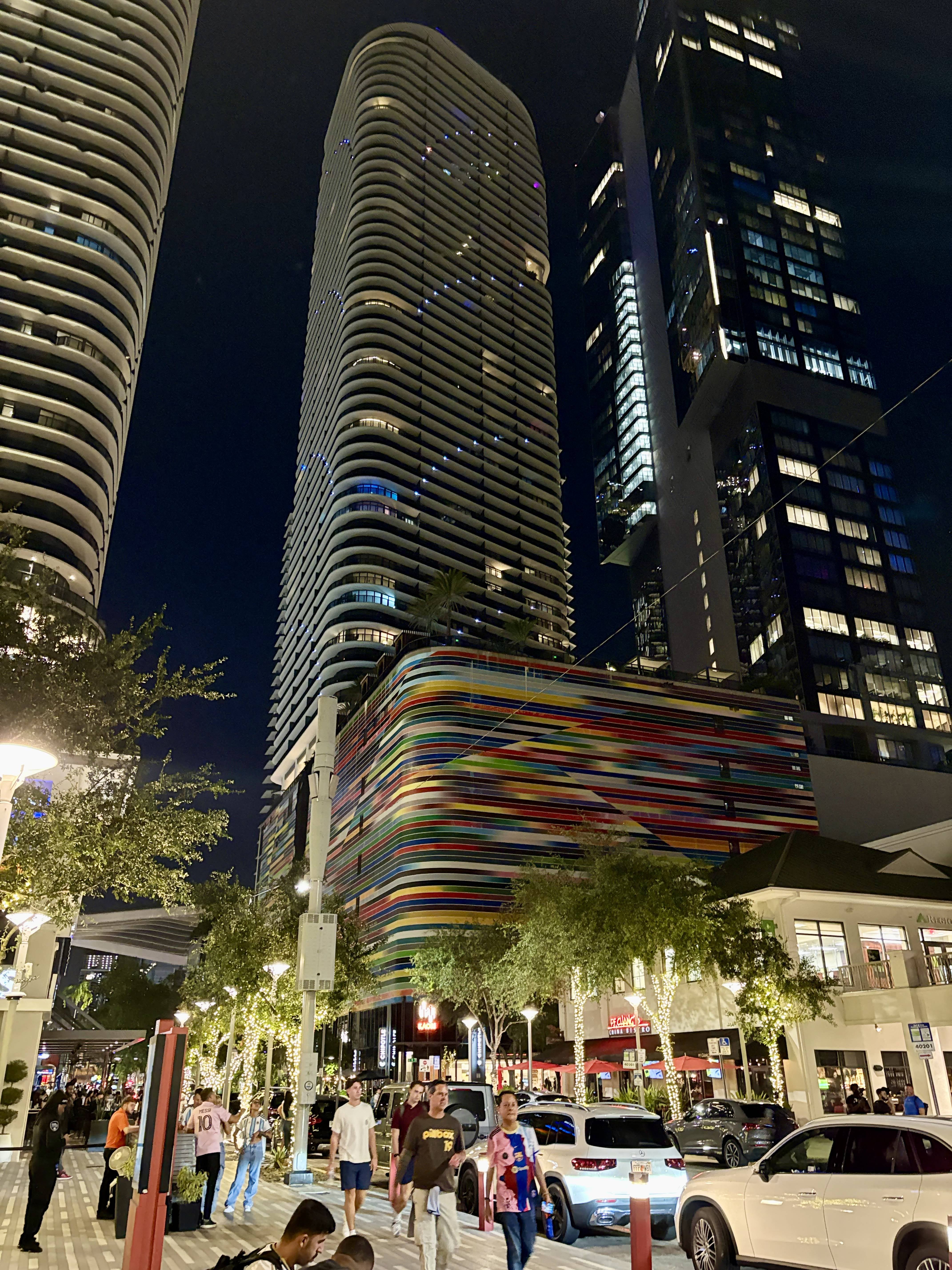 De noche, Brickell de transforma con las luces y la intensa vida de bares y restaurantes