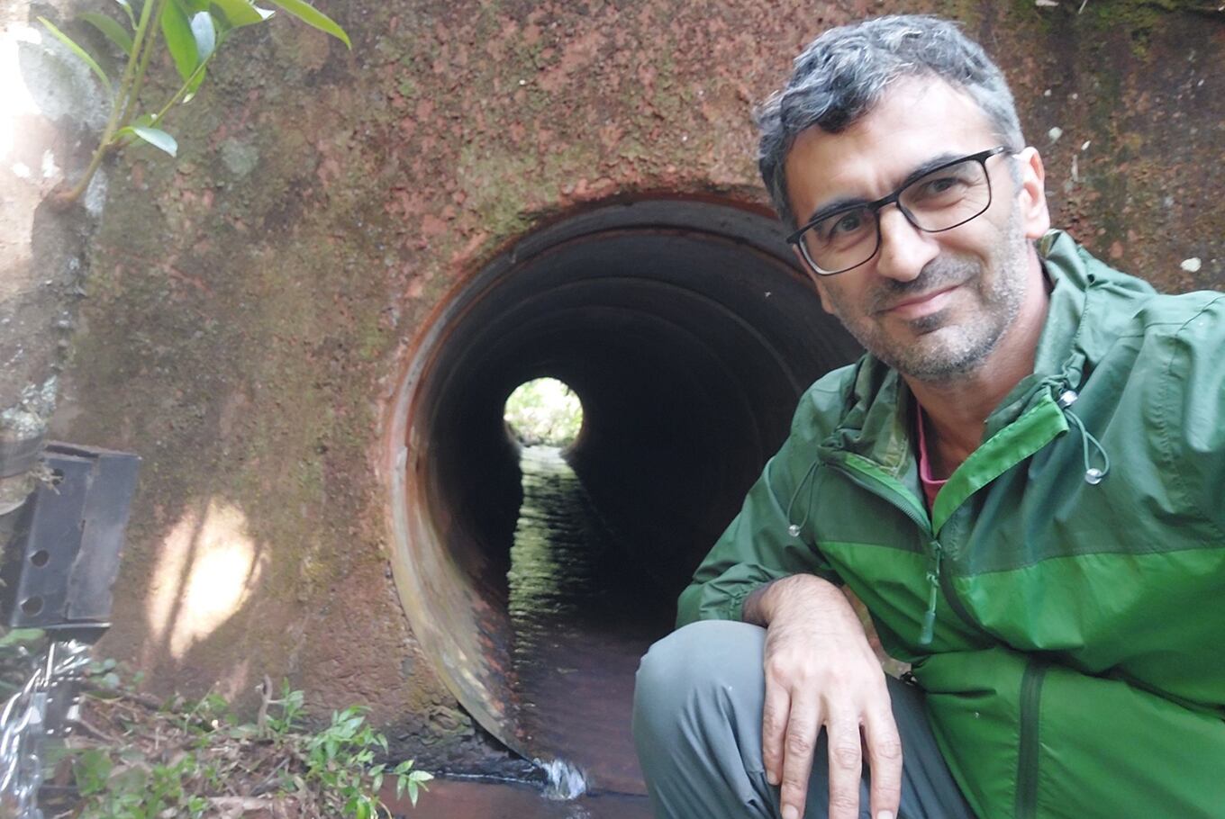 Varela dirige además la Red Argentina de Monitoreo de Fauna Atropellada; detrás, una alcantarilla que sirve para el cruce seguro de animales