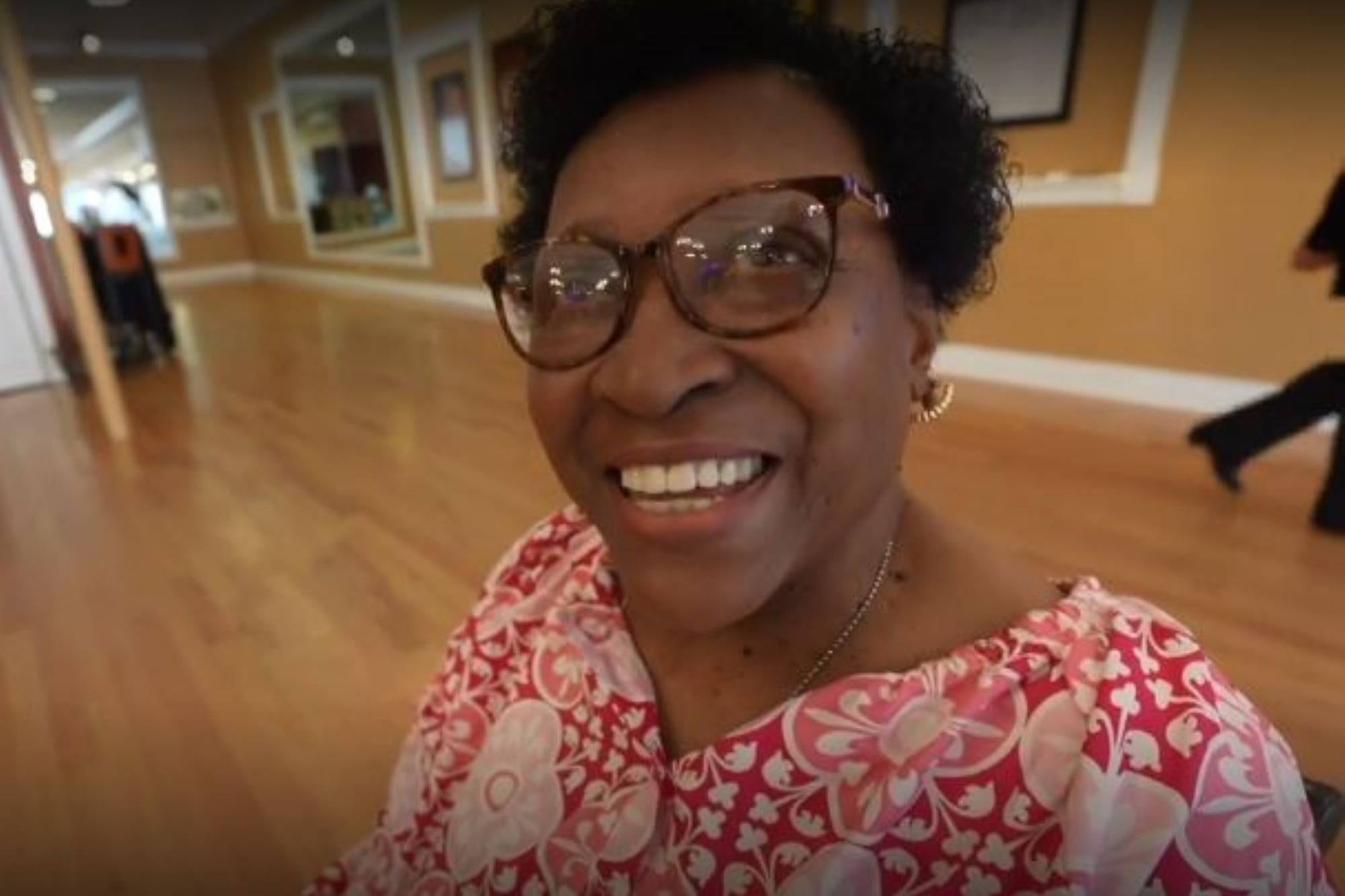 Shirley, de 85 años, pudo bailar otra vez gracias a una protesis