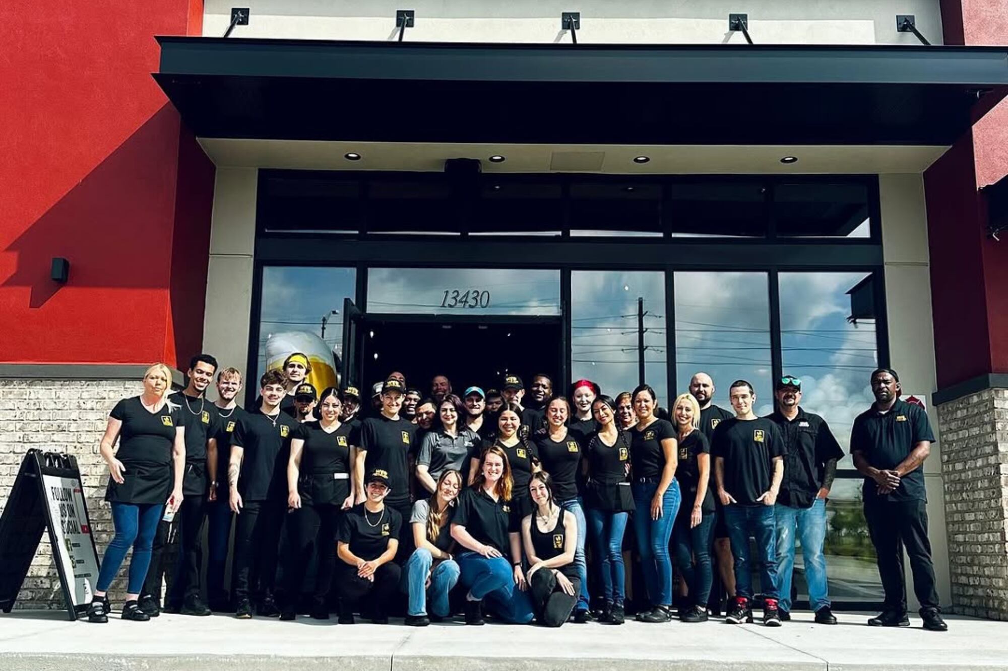 La cadena cerró 14 locales en el último año, dentro de los que figuran ocho propios, como parte de su plan para reducir costos operativos