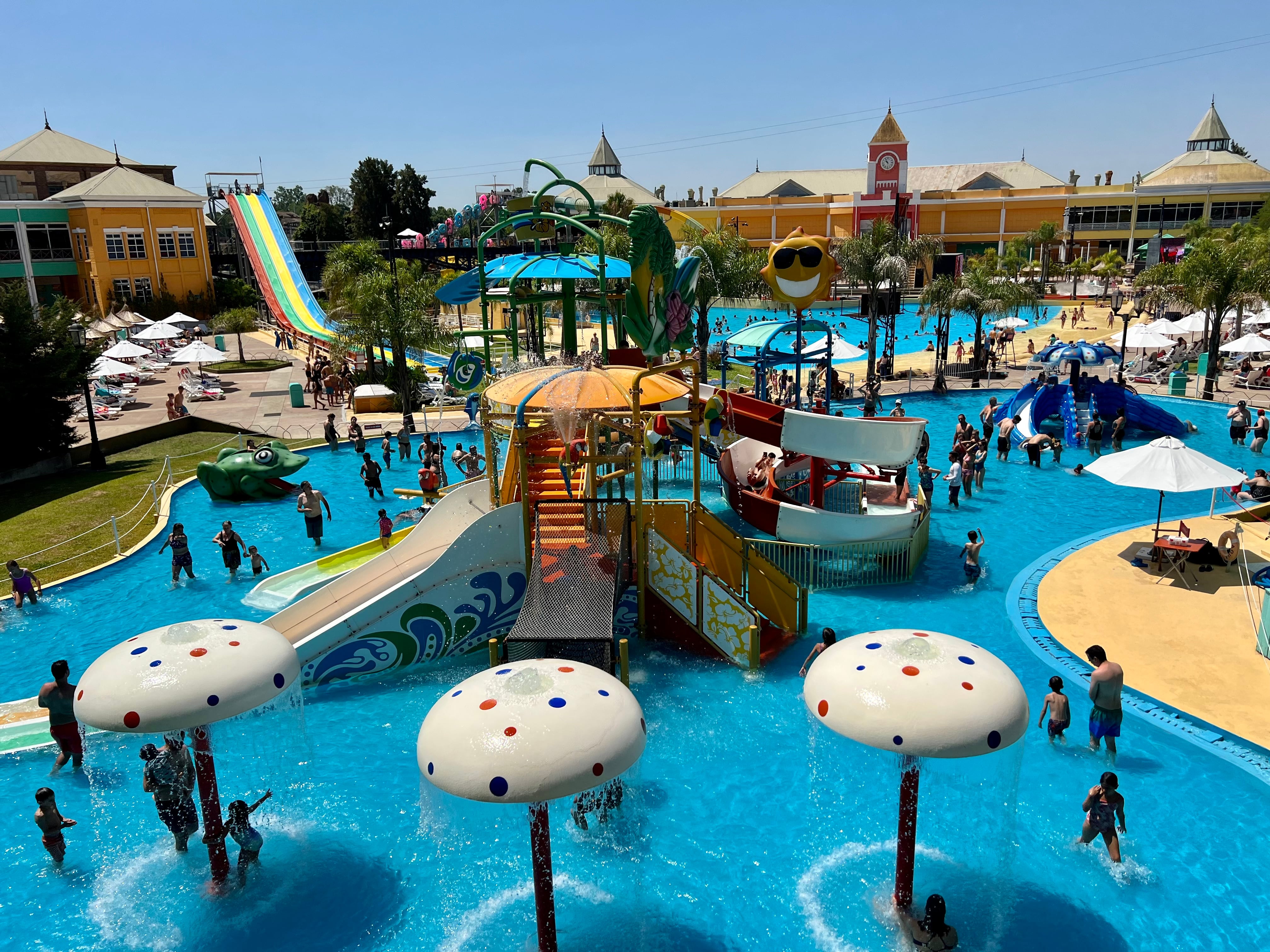 Un parque acuático, piletas con olas artificiales y agua salada a minutos de Buenos Aires