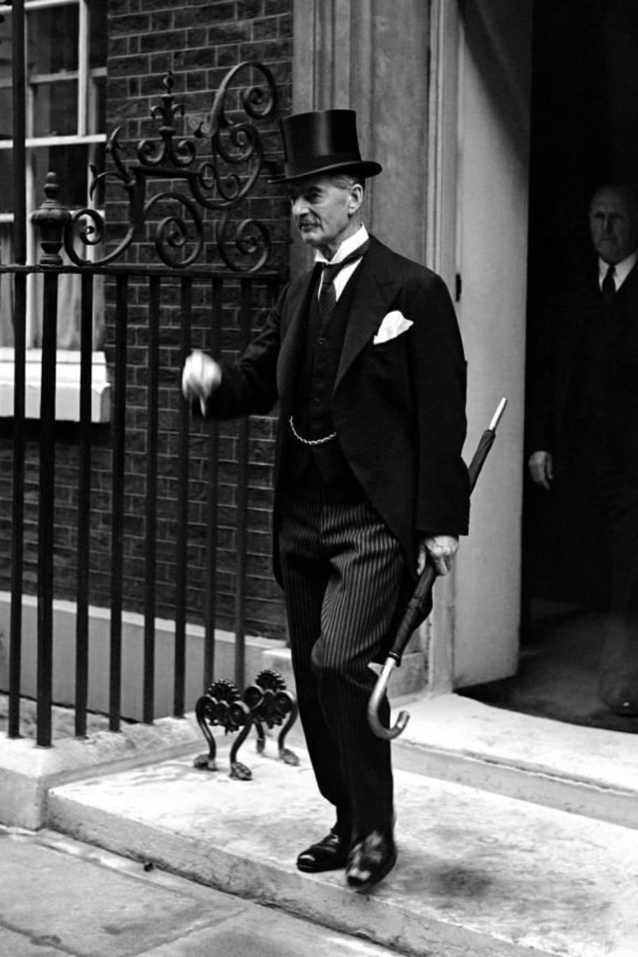 Neville Chamberlain, primer ministro británico durante el comienzo de la Segunda Guerra Mundial y su característico paraguas