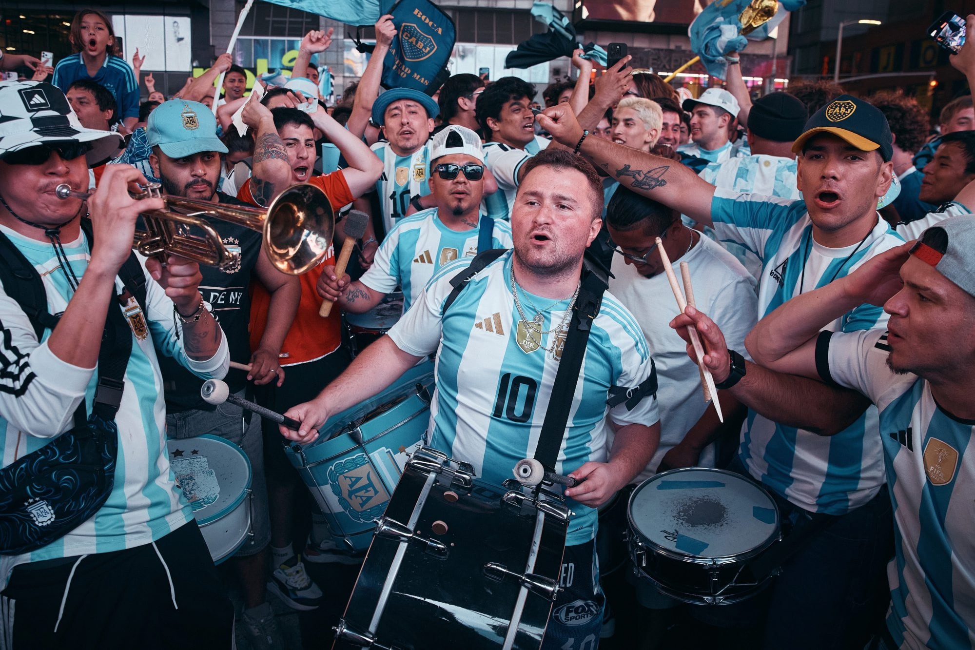 Los hinchas argentinos con bombos y banderas