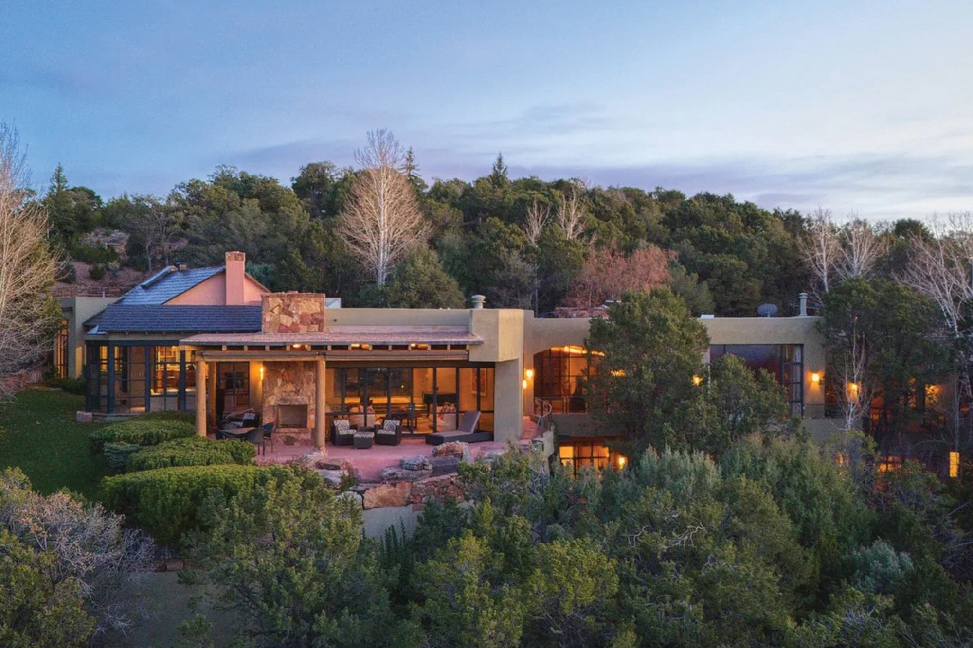 El frente de la casa principal de los Hackman, construida en 1950 y remodelada por el actor en los años 90