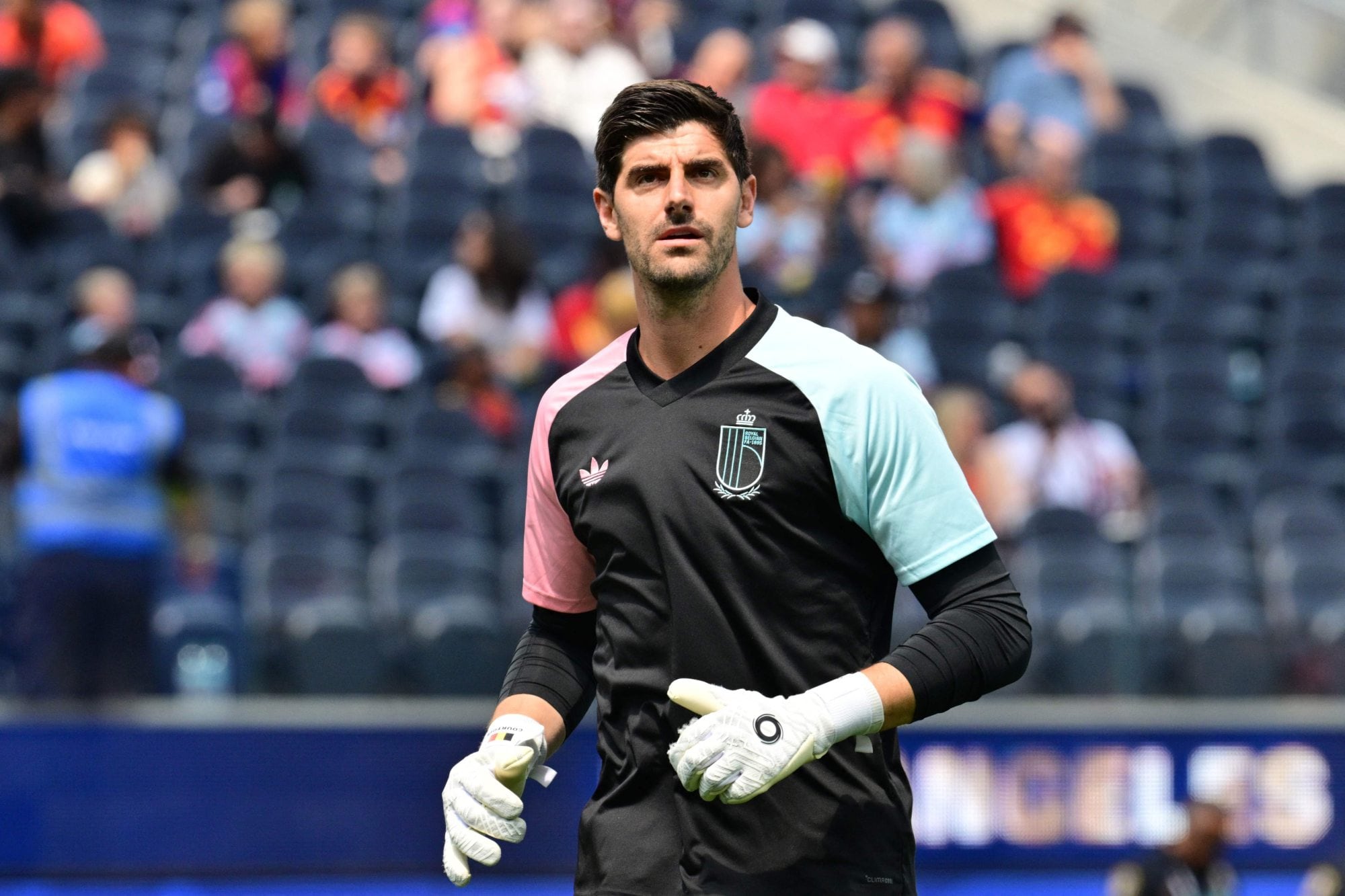 Thibaut Courtois hace la entrada en calor en Los Angeles Stadium