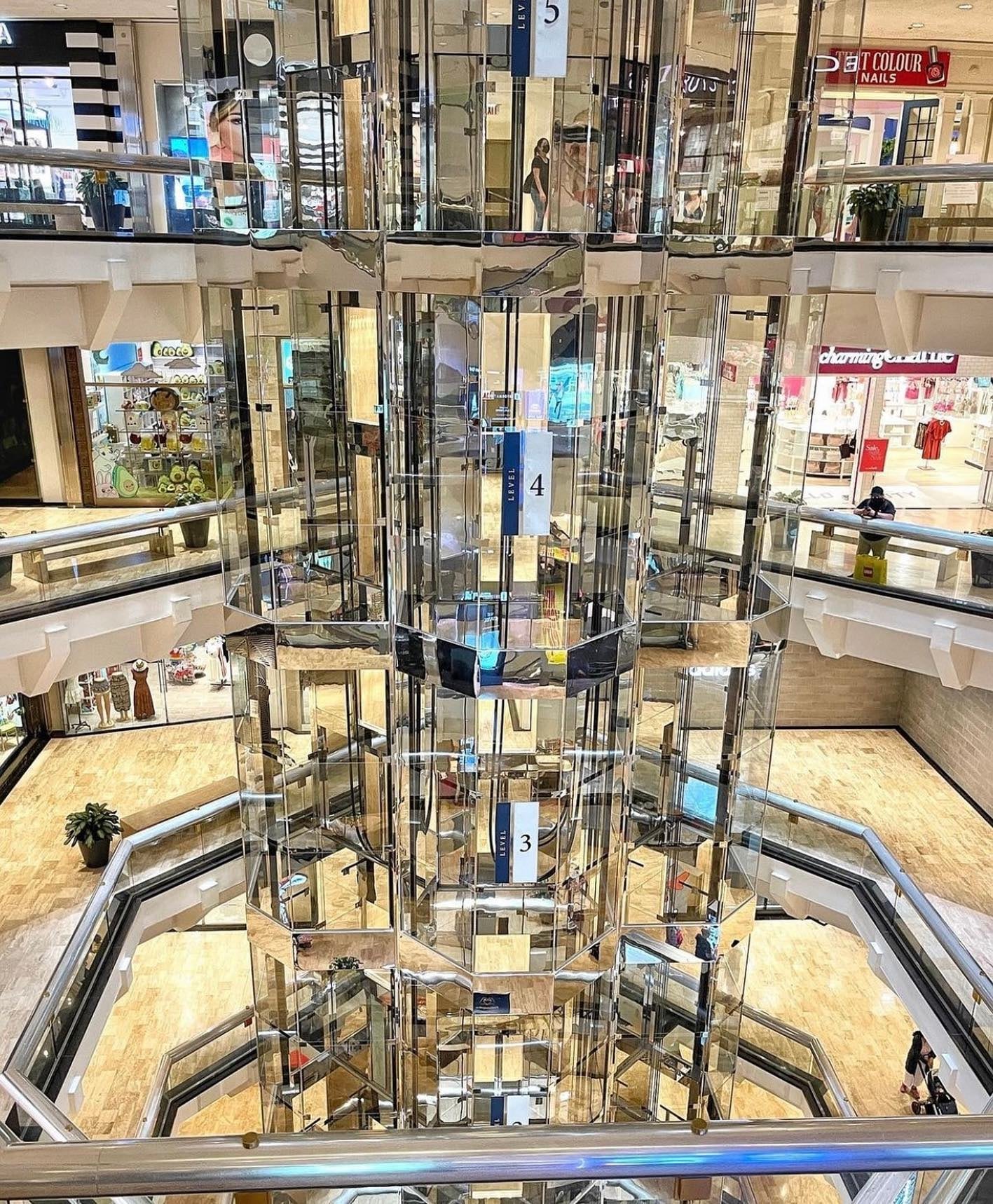 Water Tower Place fue el primer centro comercial vertical en Estados Unidos