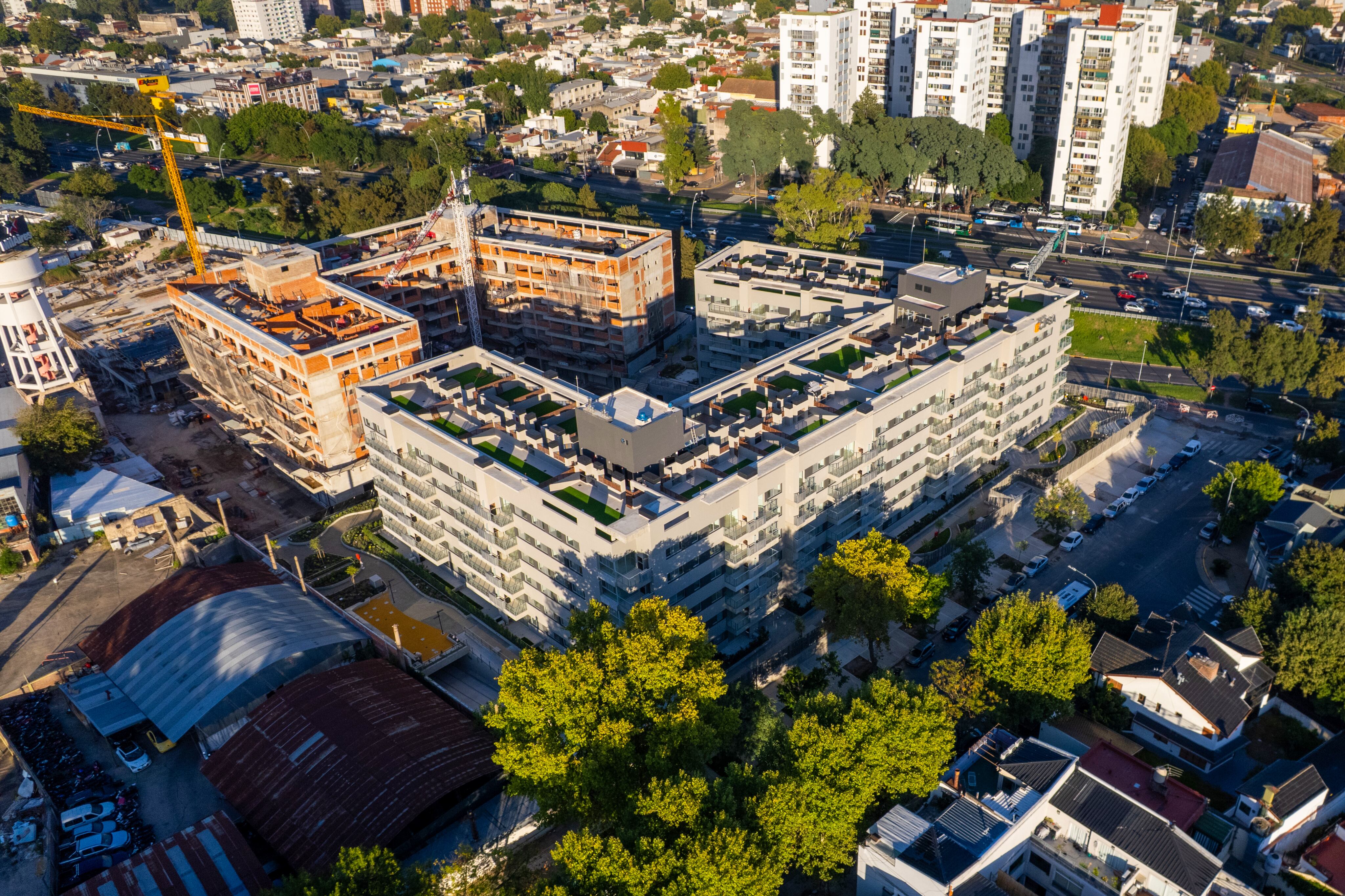 El proyecto abarca cinco bloques de edificios bajos distribuidos en un predio de casi tres hectáreas
