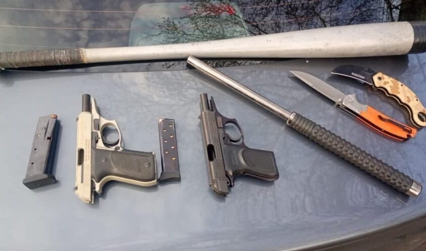 La policía incautó armas, cuchillos y un bate de béisbol