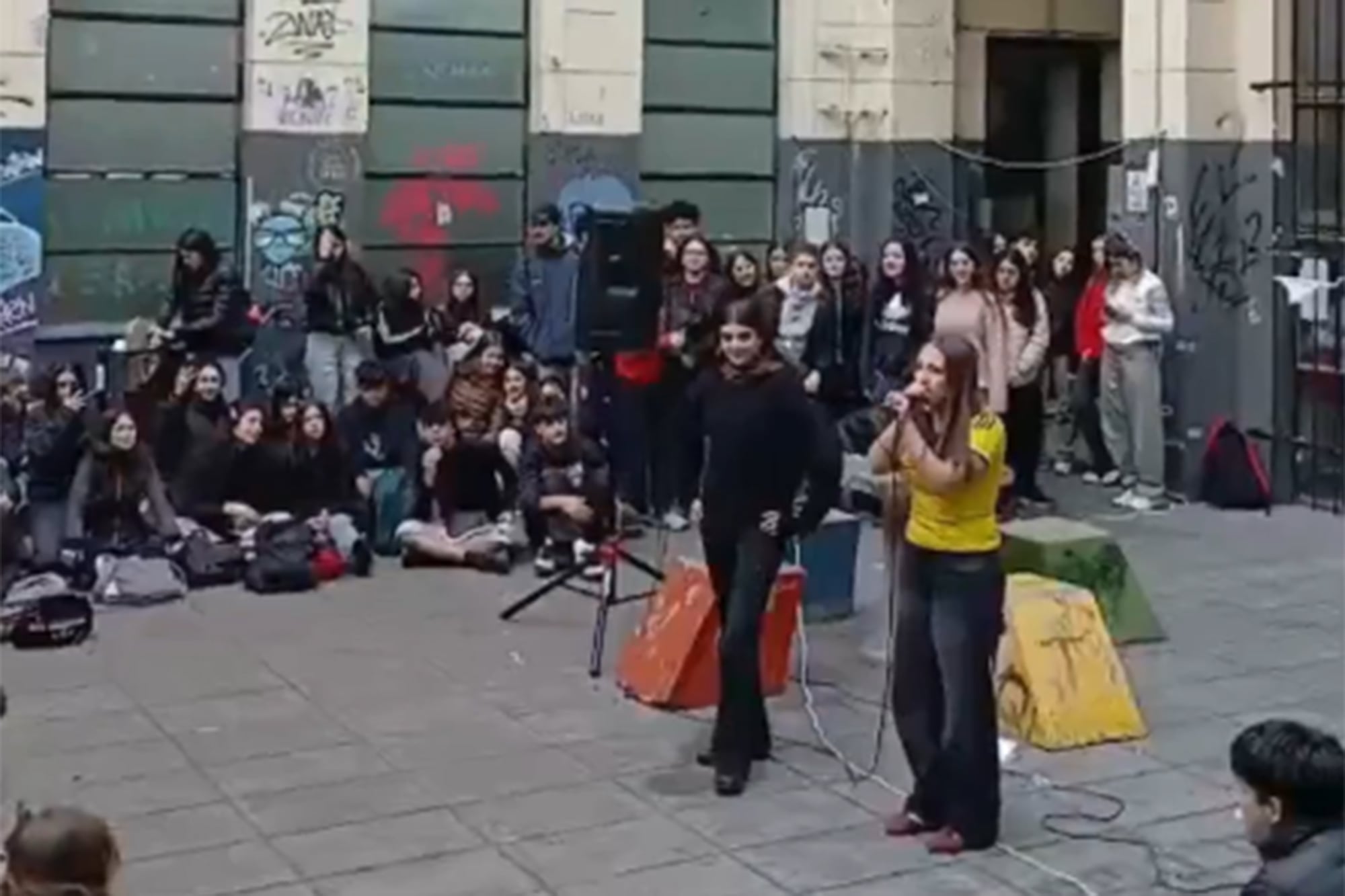 Toma en la Escuela Carlos Pellegrini