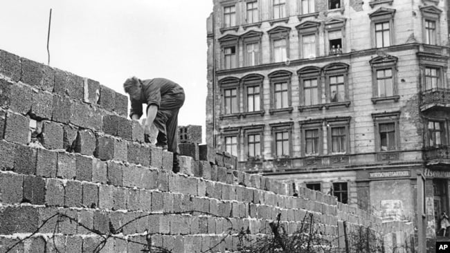 La construcción comenzó el 13 de agosto de 1961, para gran consternación de los berlineses, que aún con restricciones se las arreglaban para cruzar entre los dos sectores de la ciudad