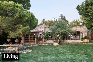 Tras gruesos muros de piedra, visitamos una casa rodeada de verde con increíble vista al mar